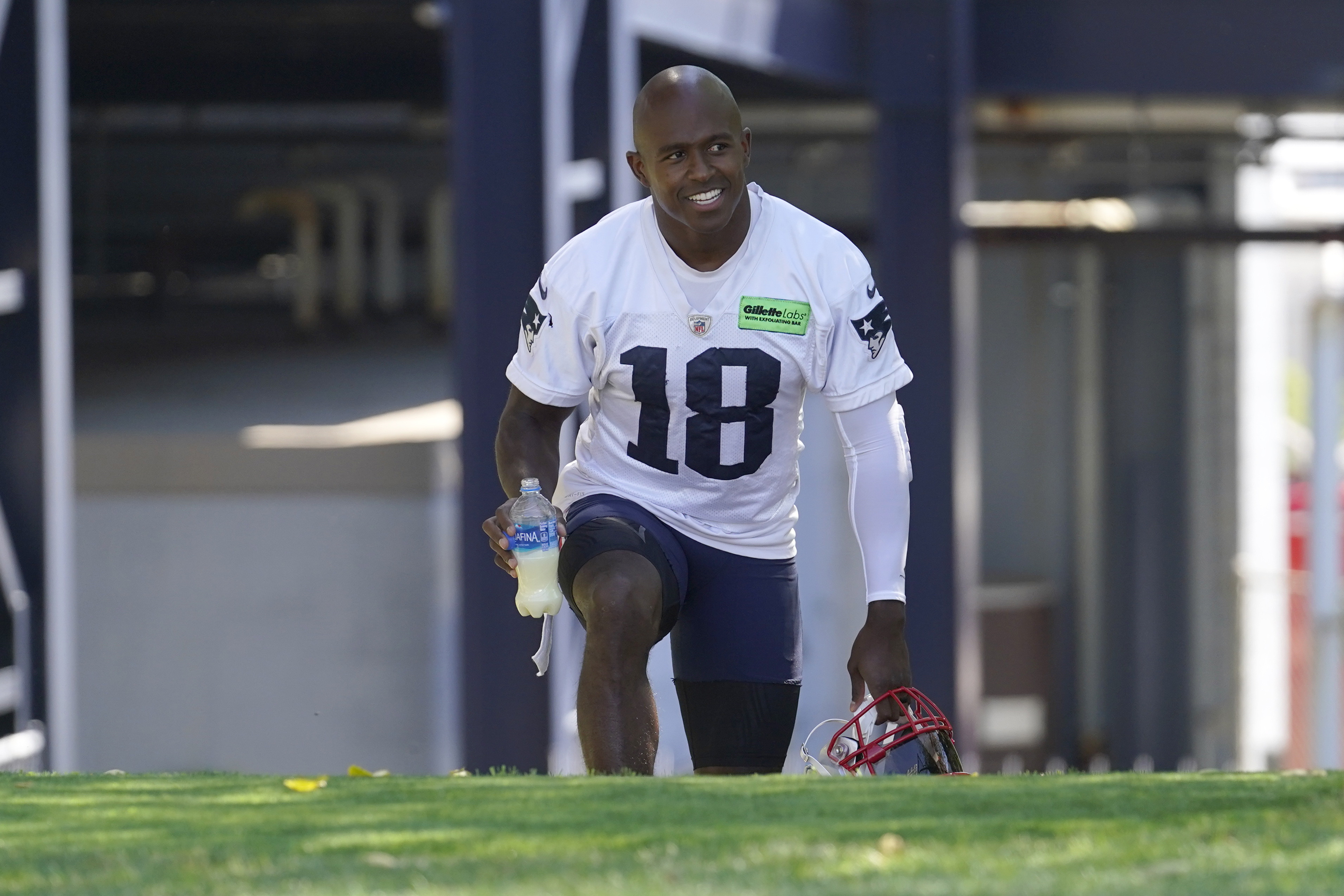 Christian Barmore (literally) picked Patriots teammate up in 1-on-1 drill 