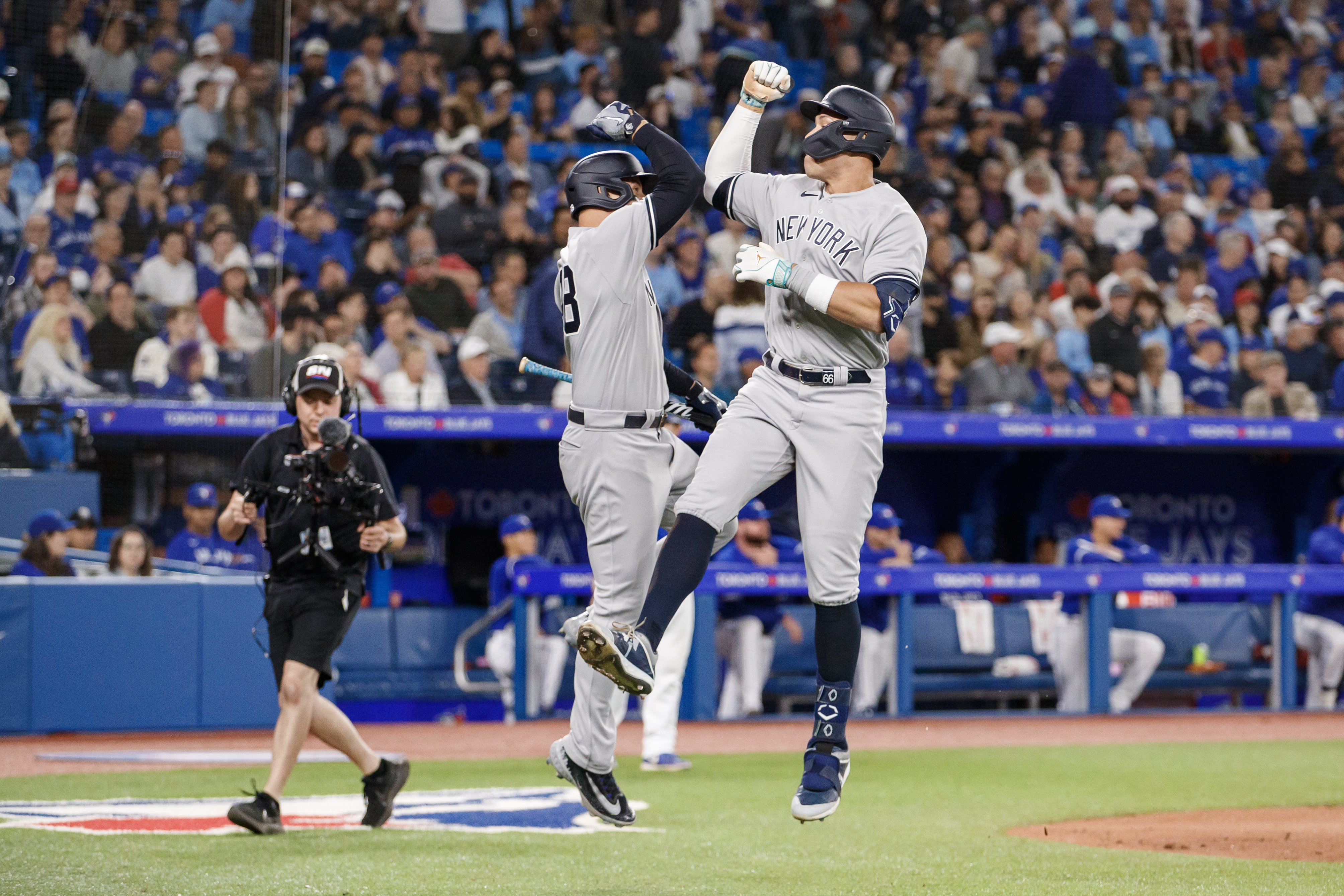 Aaron Boone ejected, Aaron Judge goes deep twice to lead Yankees past Blue Jays