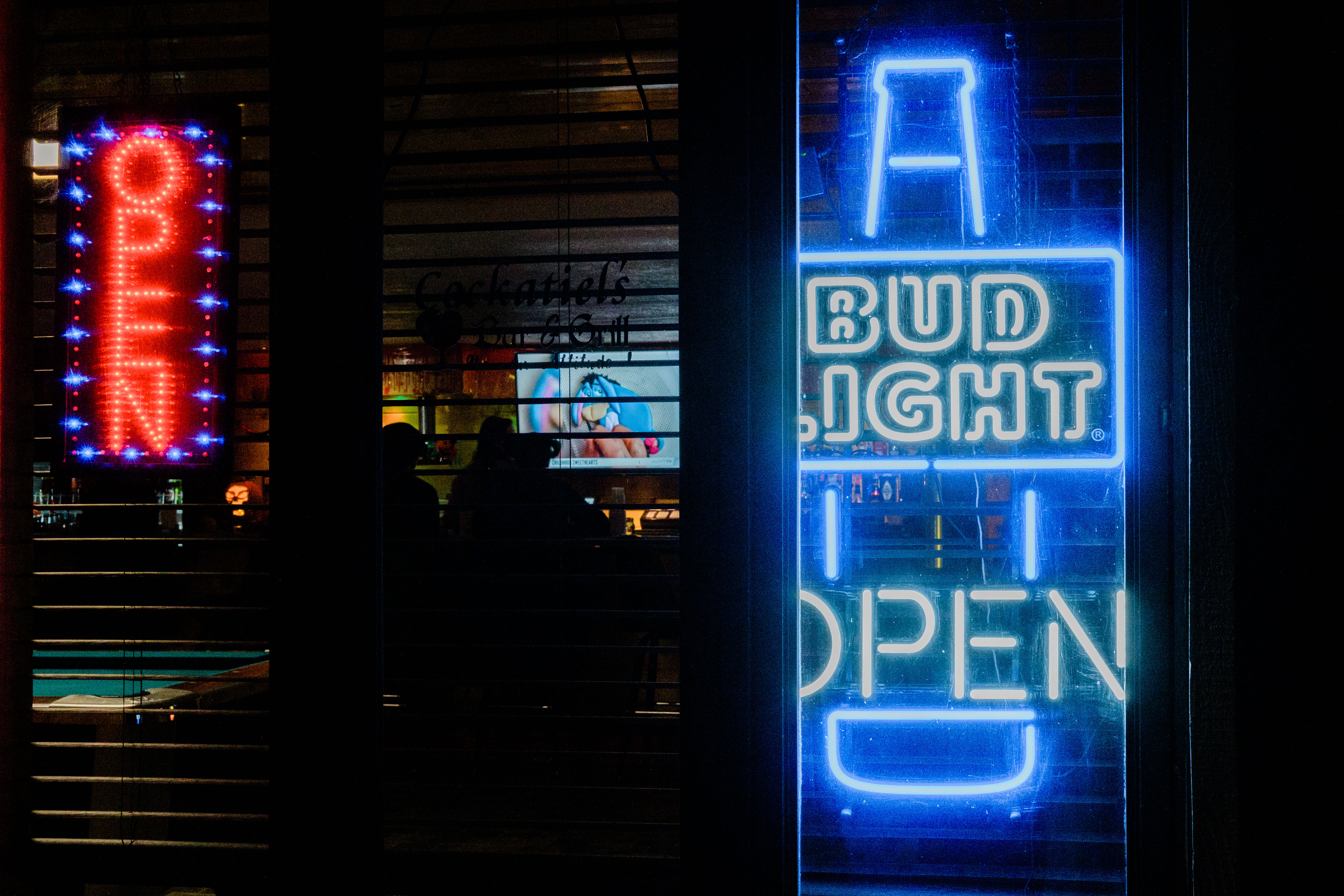Diners at a bar in Tomahawk, Wis., Oct. 15, 2020.