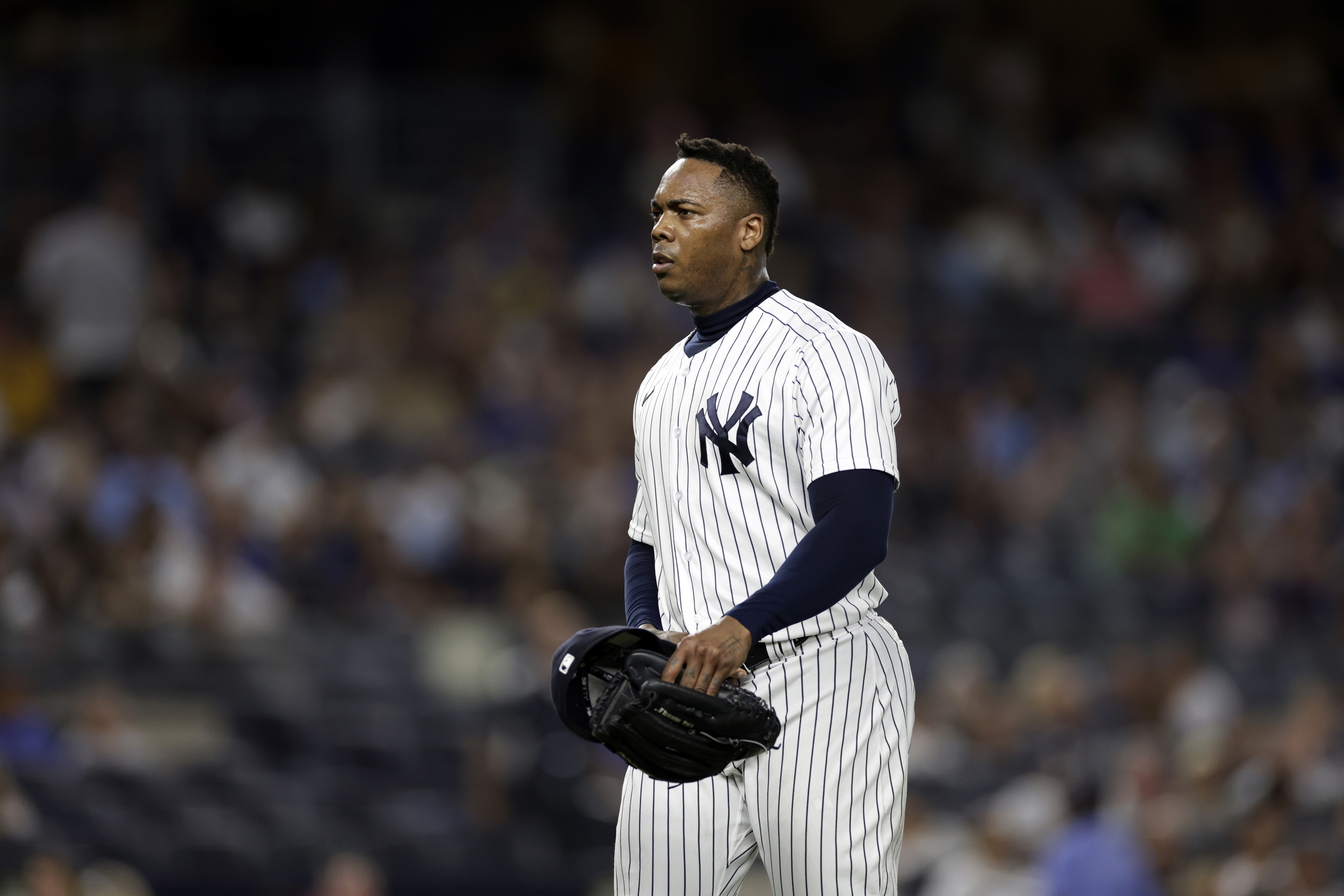 Aroldis Chapman carted off after line drive to head 
