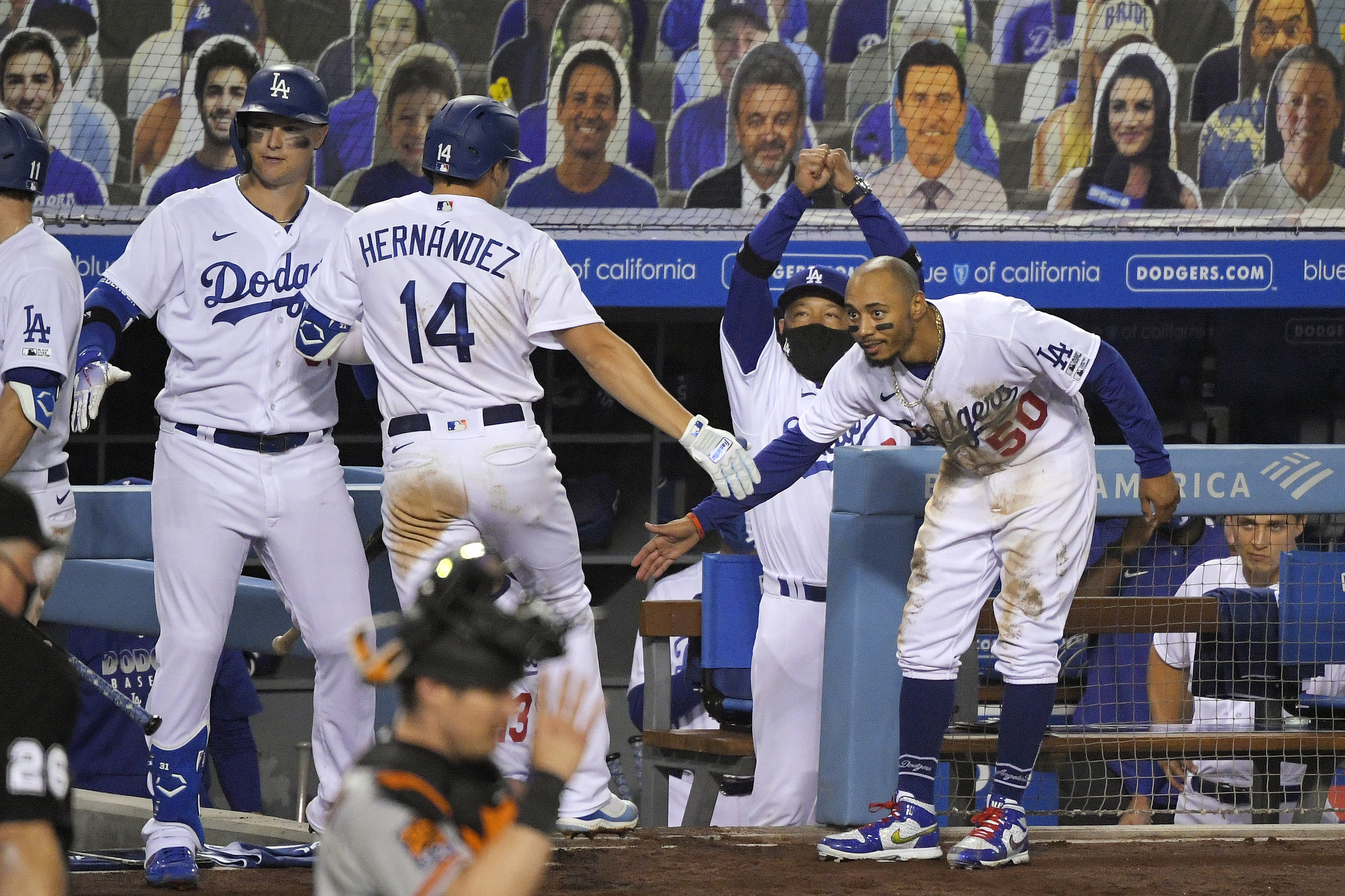 WATCH: Kike Hernandez shows off his dance moves in Dodgers dugout