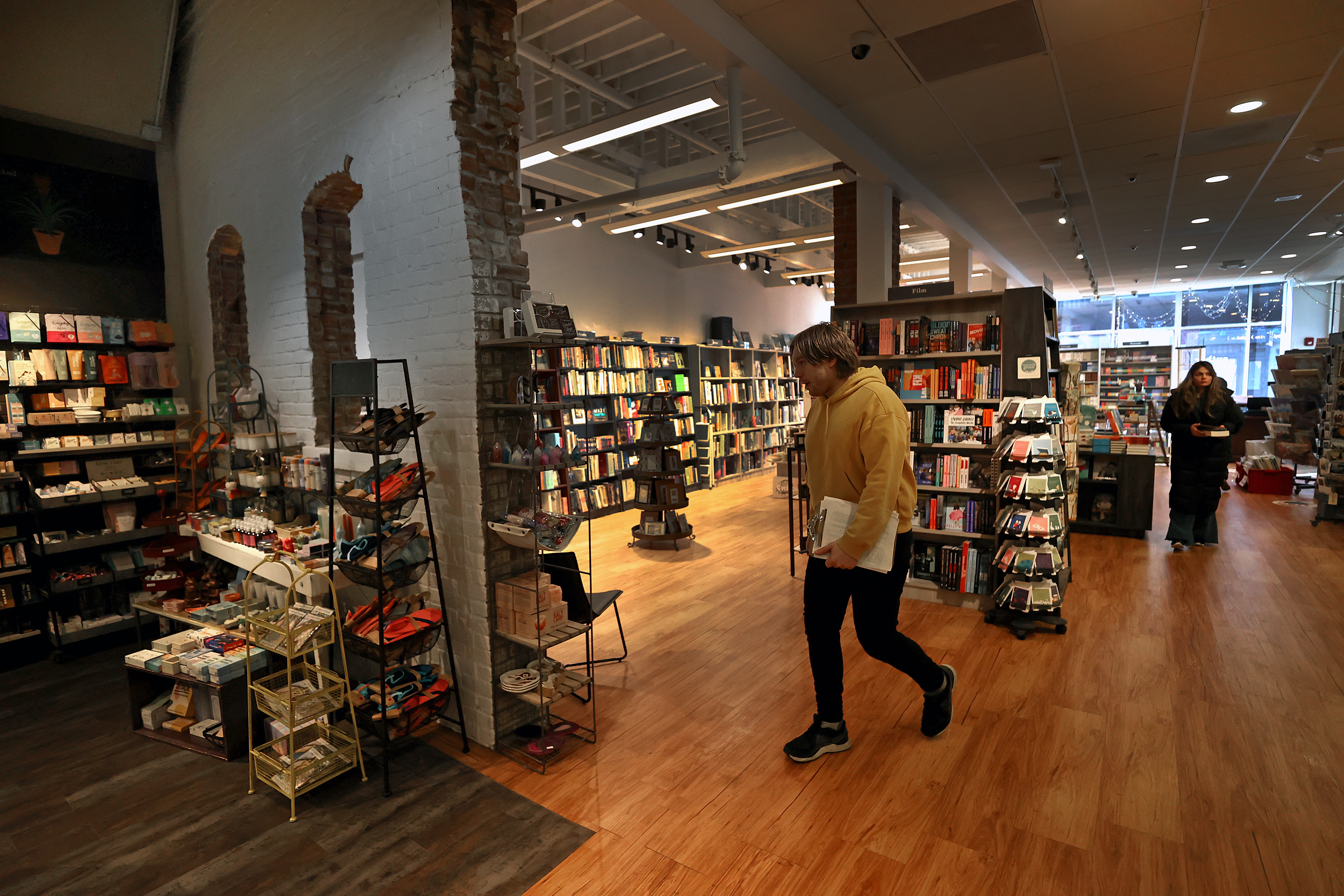 isn't just online — it's opening a real bookstore in Dedham - The  Boston Globe