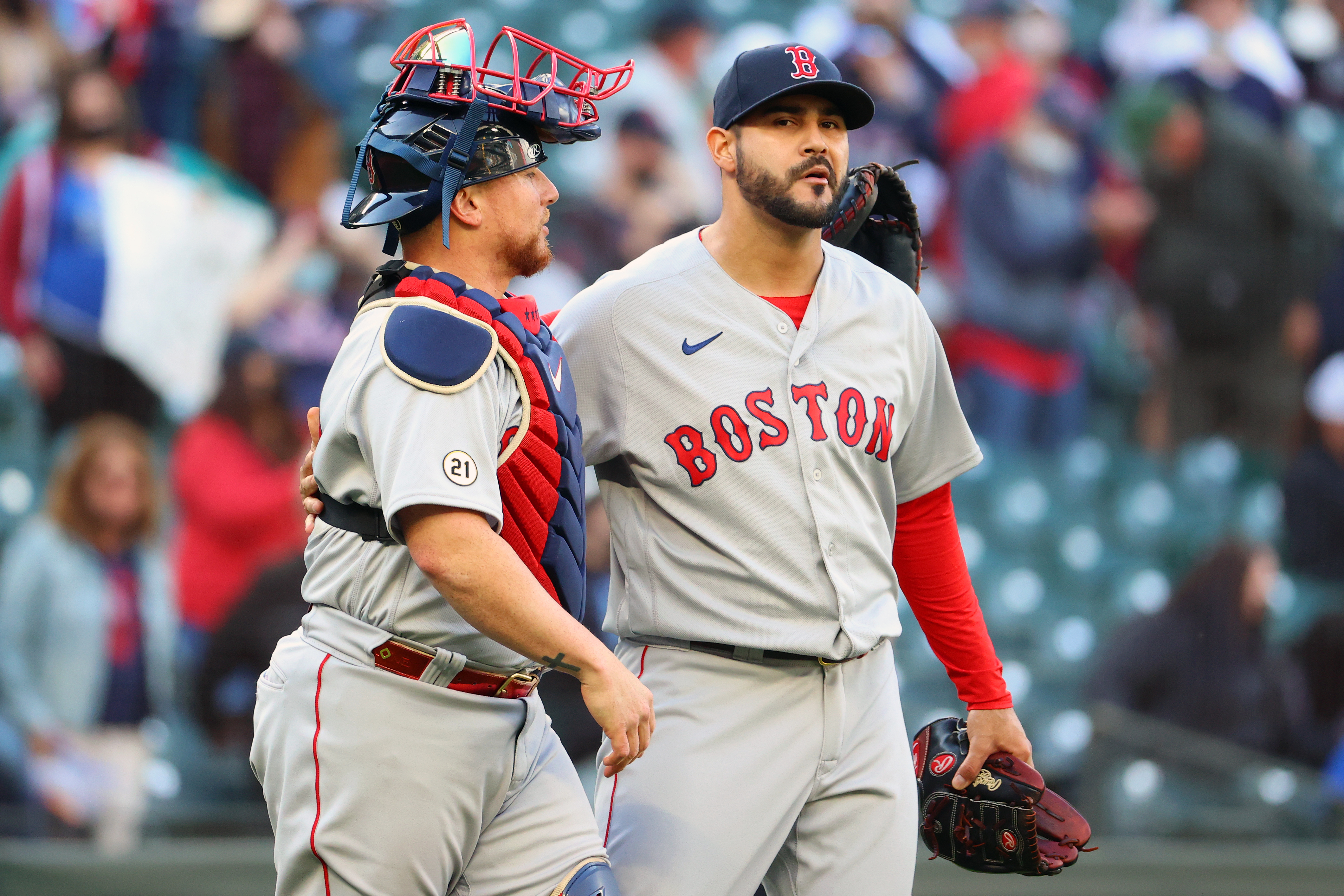 Members of Red Sox wear No. 21 with pride on Roberto Clemente Day