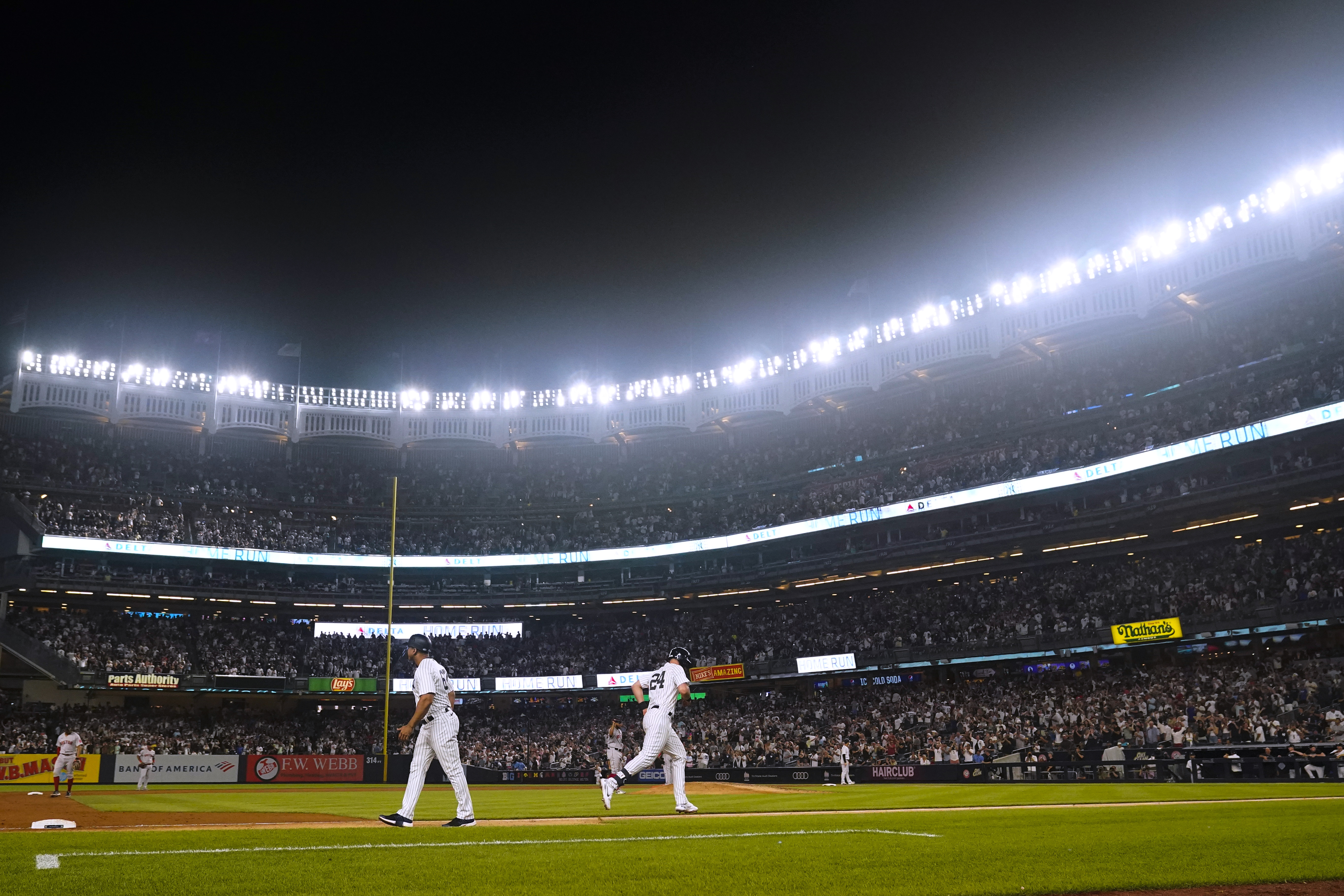 Unexplainable 'flashing' light disrupts Yankees-Red Sox game