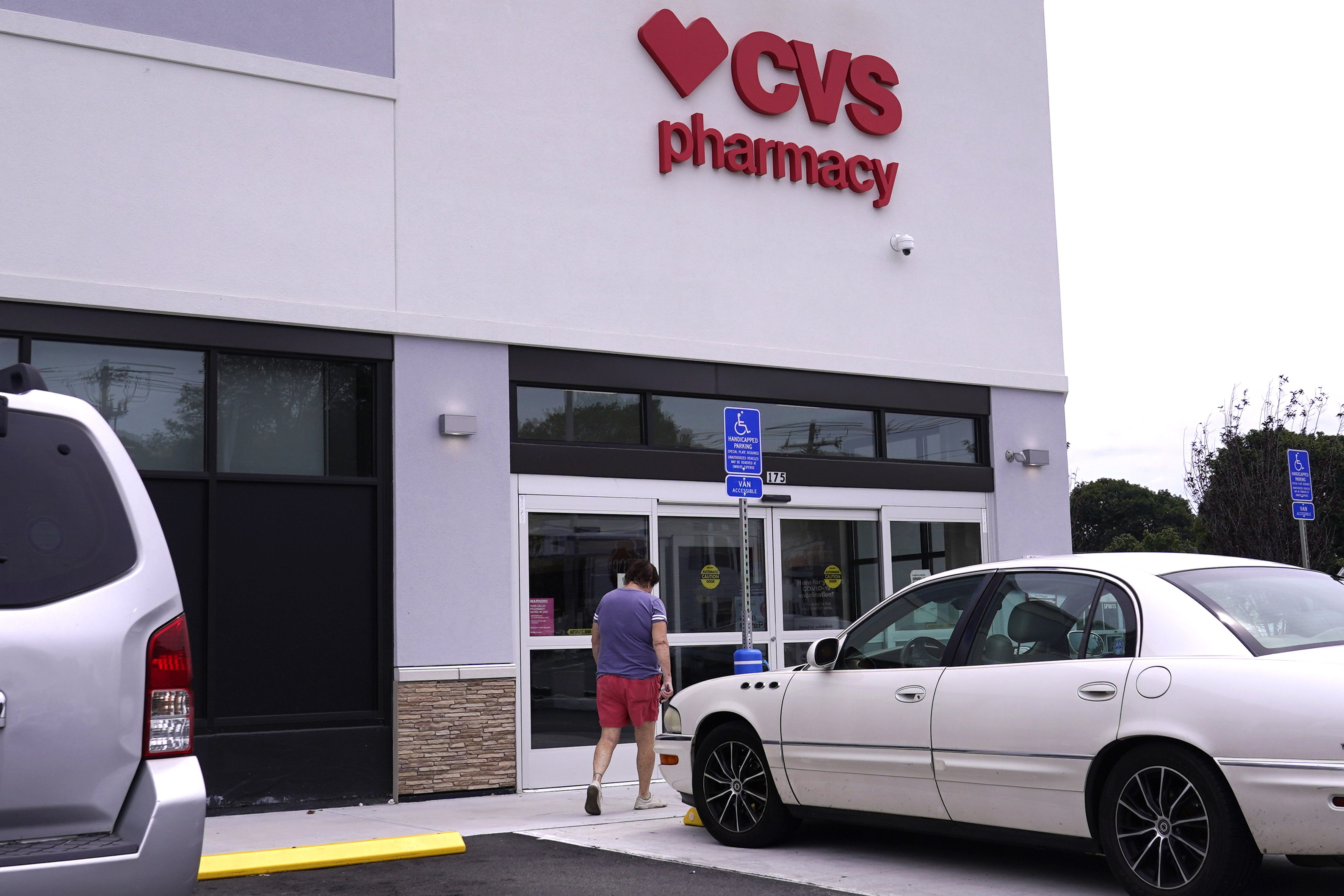 CVS will raise employees' minimum wage to $15 - The Boston Globe