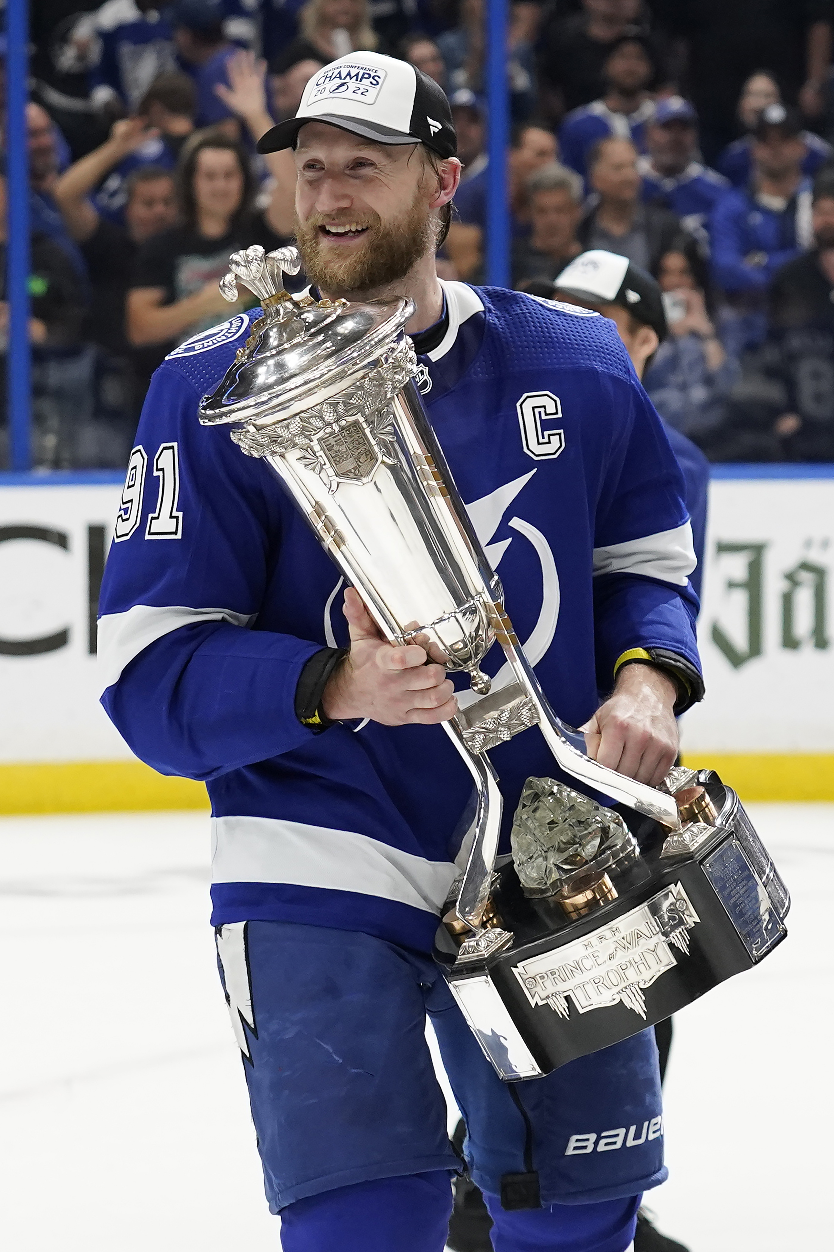 Tampa Bay Lightning center Brayden Point (21) celebrates with center Steven  Stamkos (91) and ri …