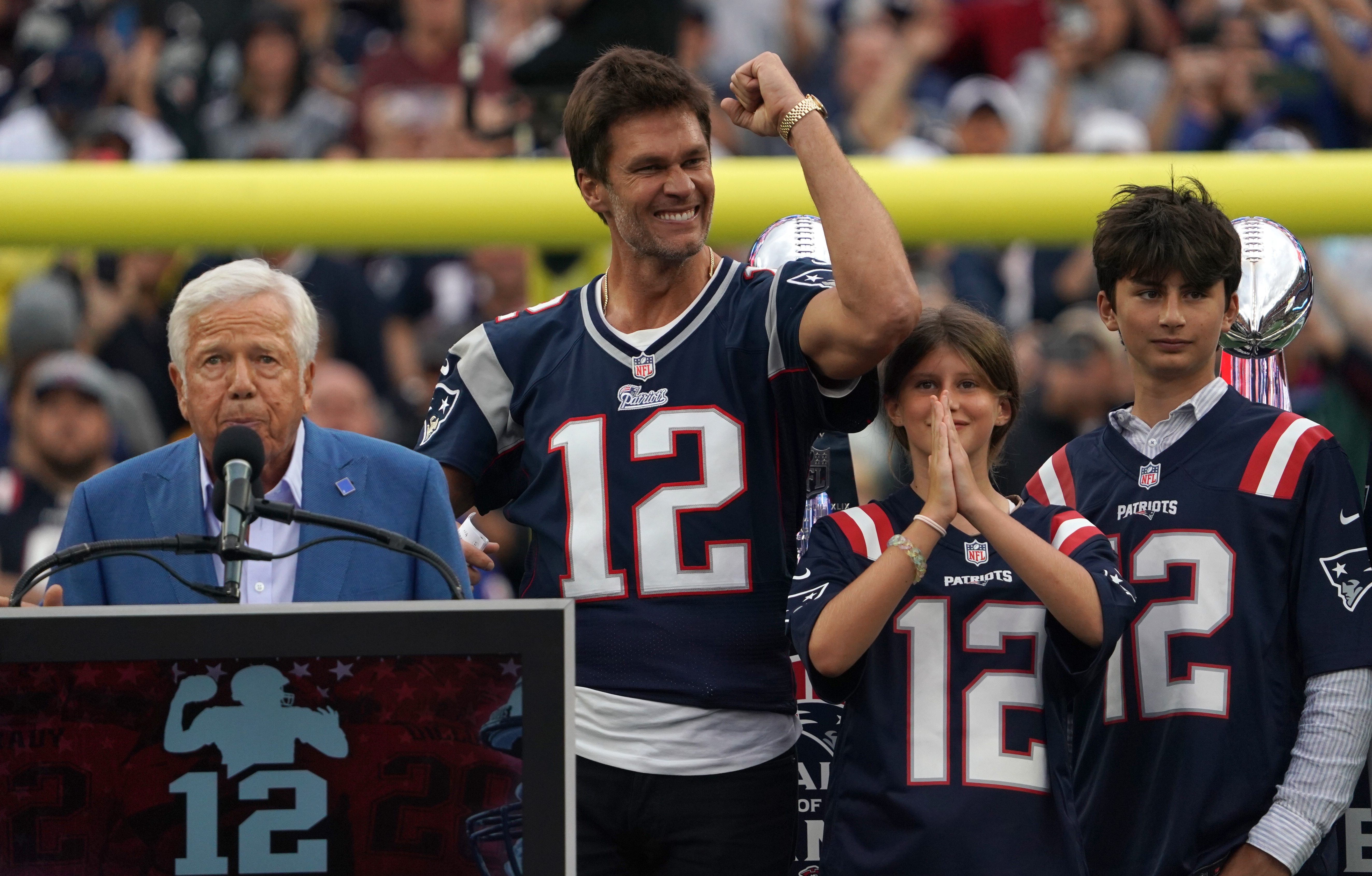 Tom Brady saluted by Patriots fans at Gillette Stadium — and returns the  favor