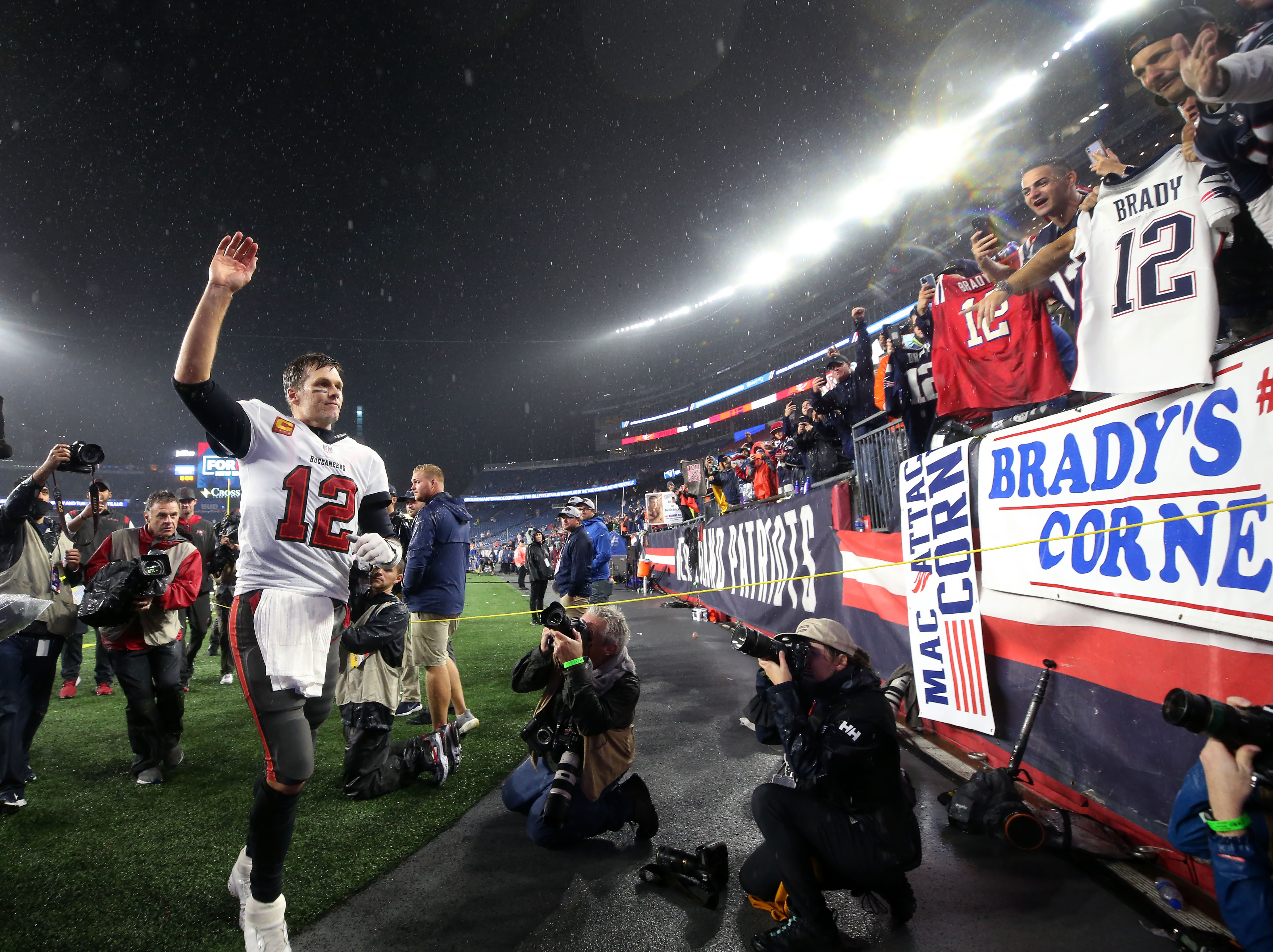 Tom Brady delivers late, as usual, this time to get his Buccaneers past the  Patriots - The Boston Globe