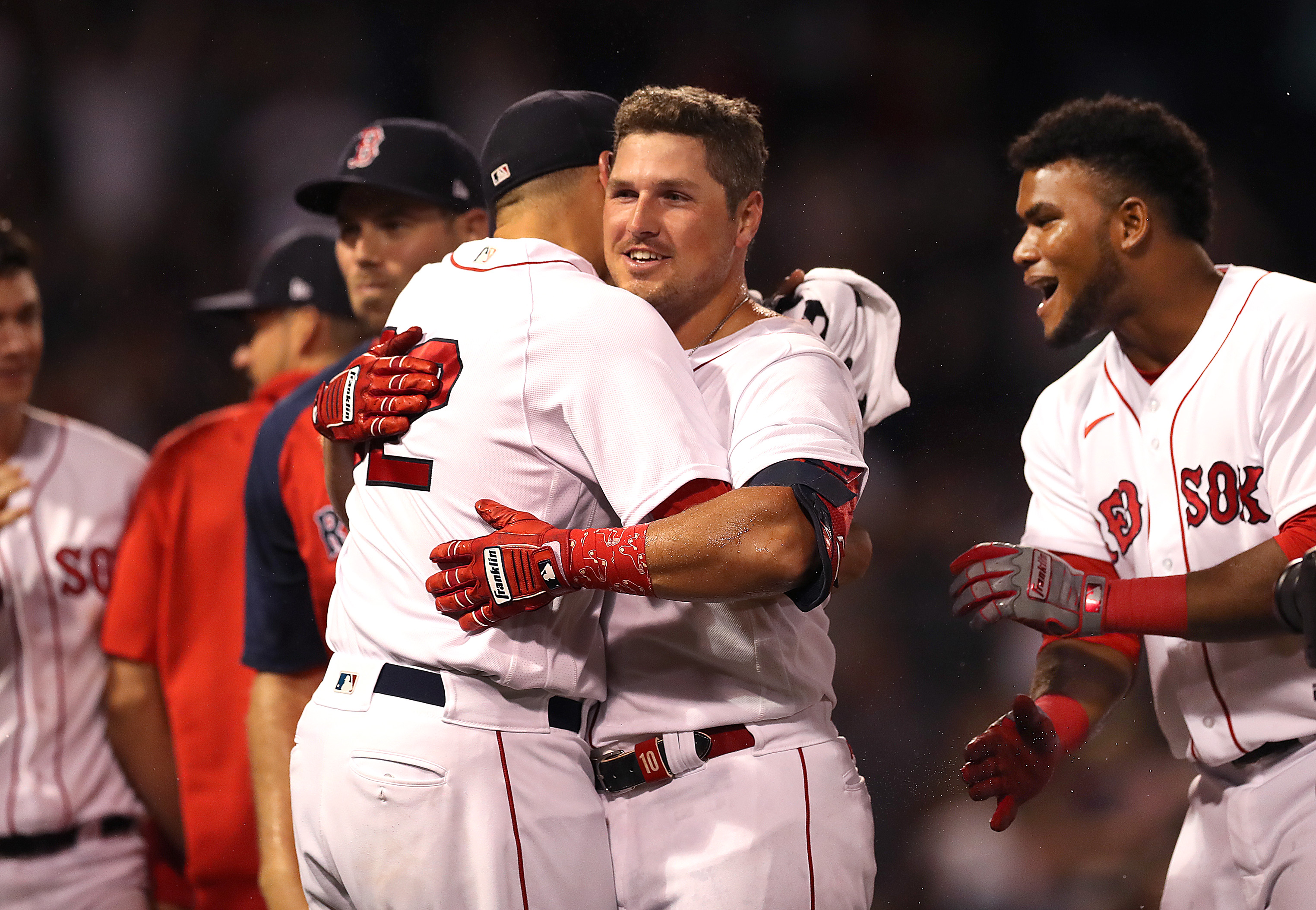 Xander Bogaerts' single helps Red Sox beat Giants in 10th