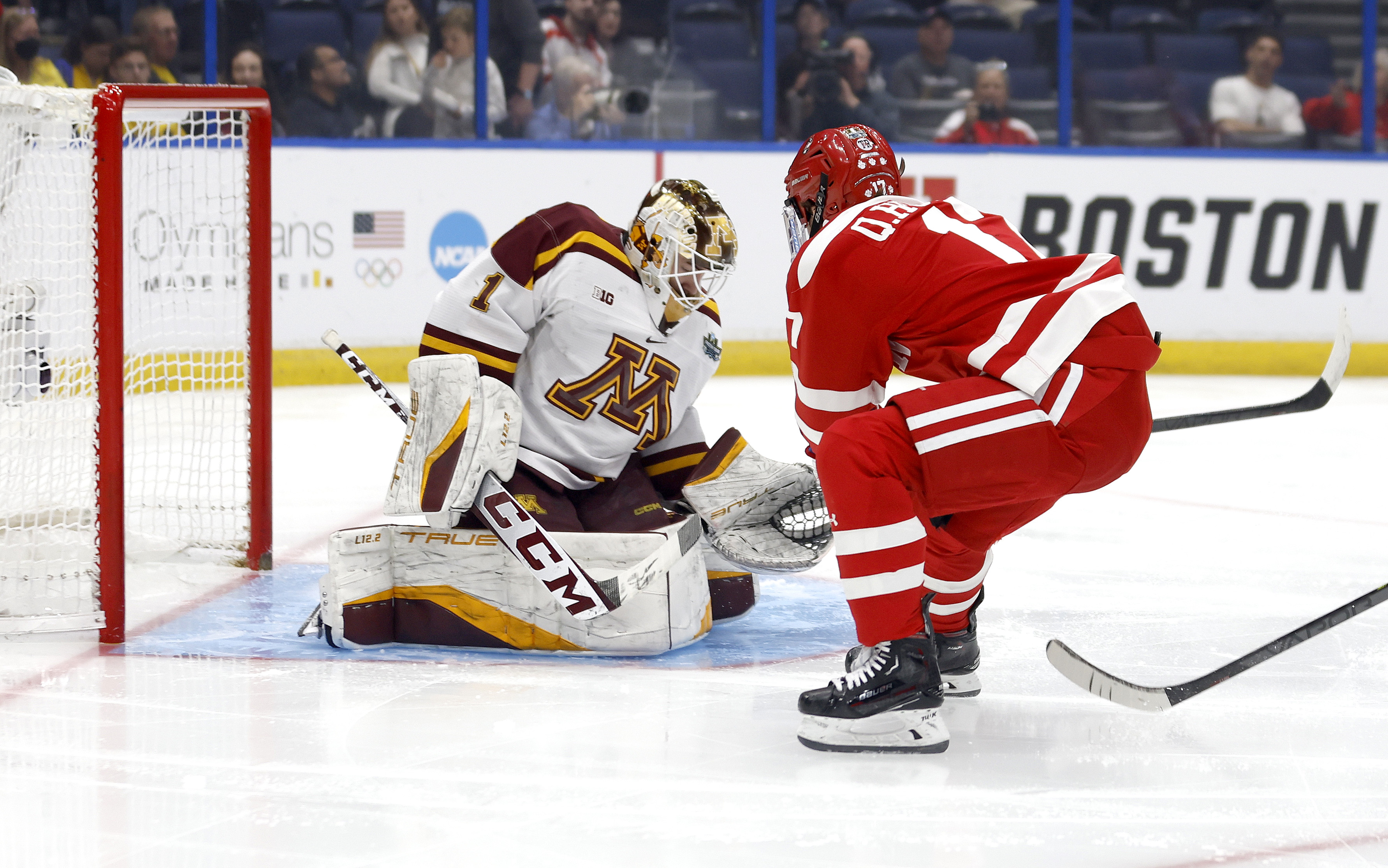 Frozen Four live blog: Minnesota and Quinnipiac face off for national  championship - The Rink Live