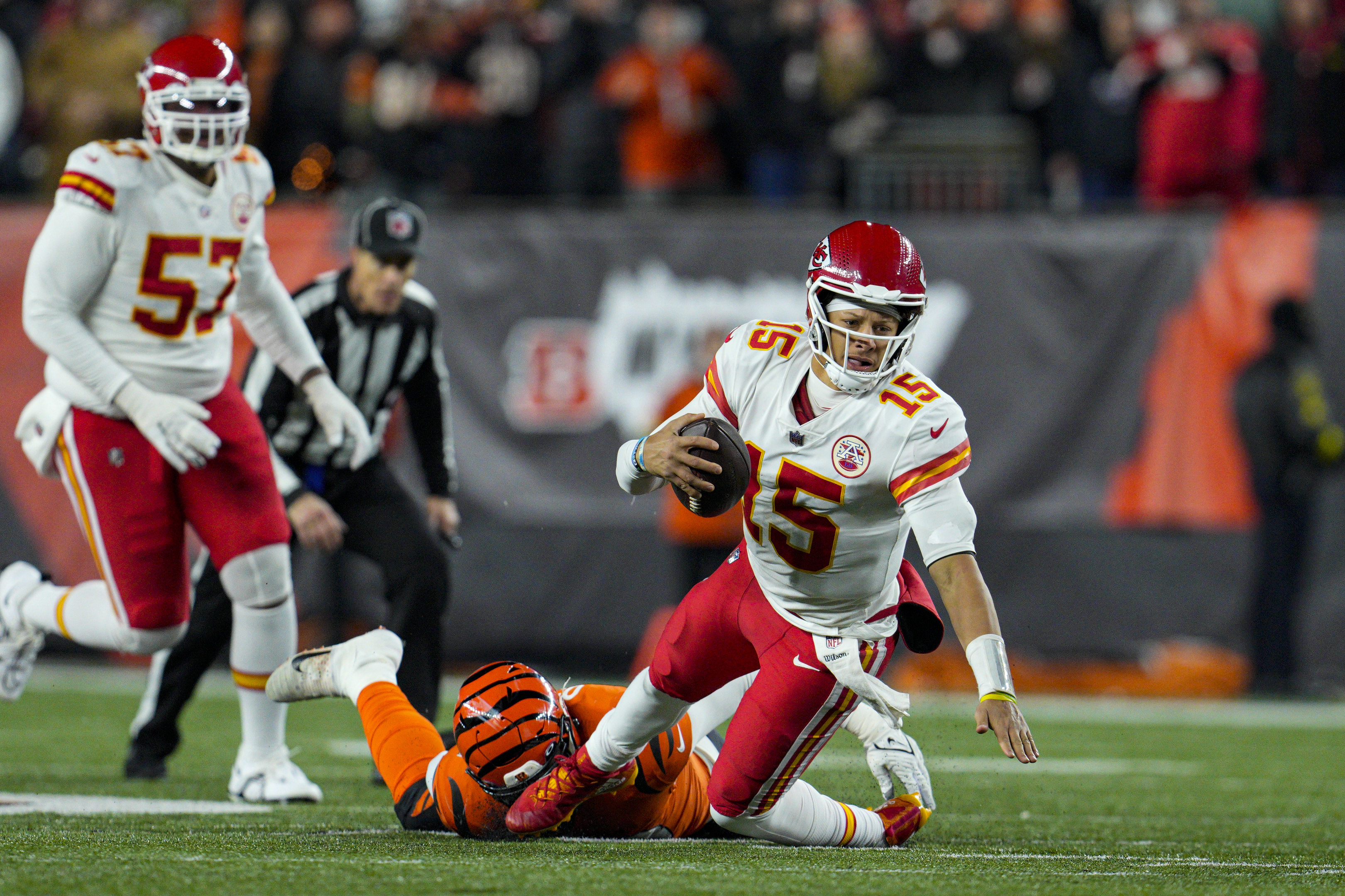 Burrow tops Mahomes again, rallies Bengals past Chiefs 27-24 - The