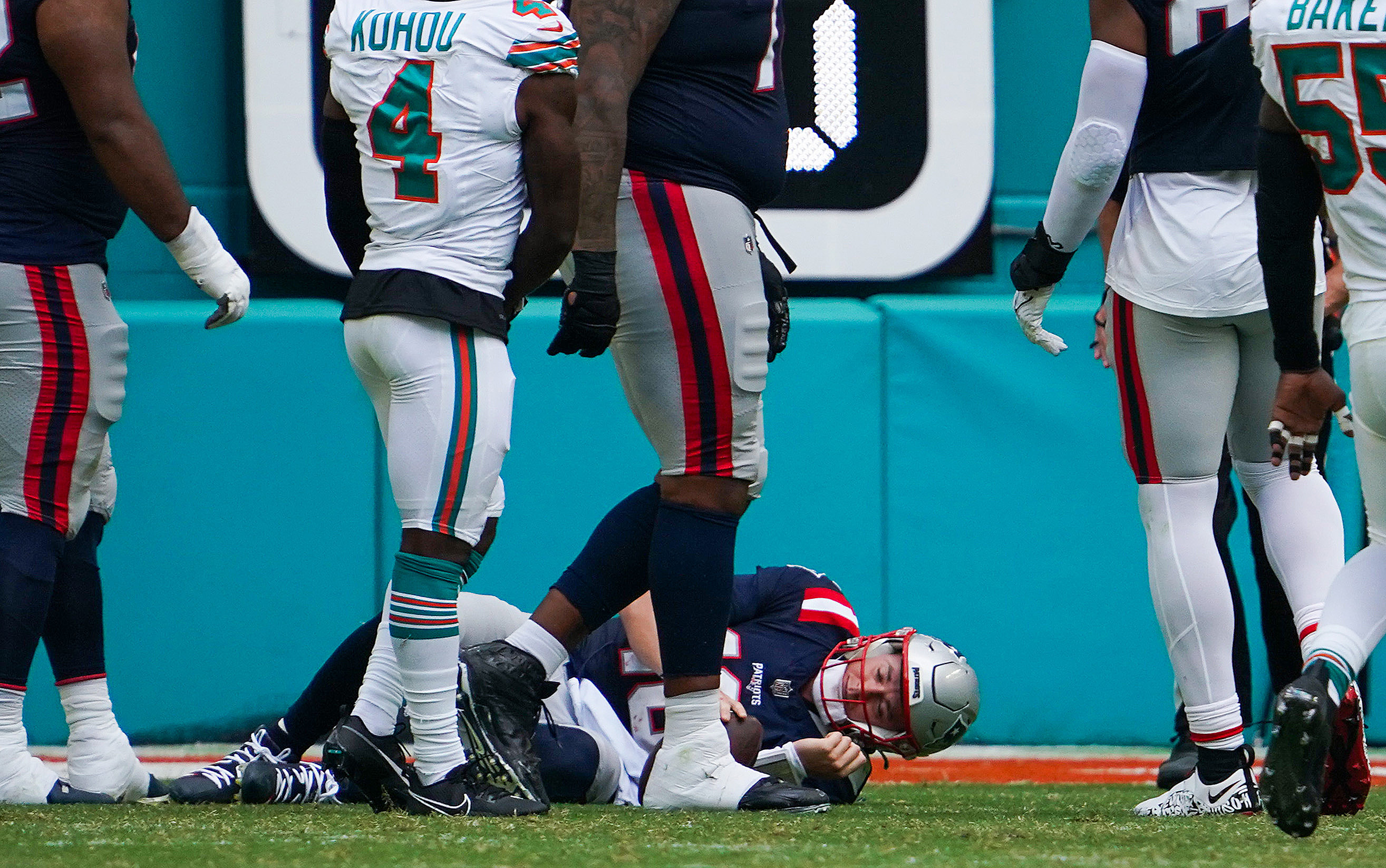 Tua Tagovailoa finds Tyreek Hill on a 60-yard touchdown strike to increase  Dolphins' lead over Commanders