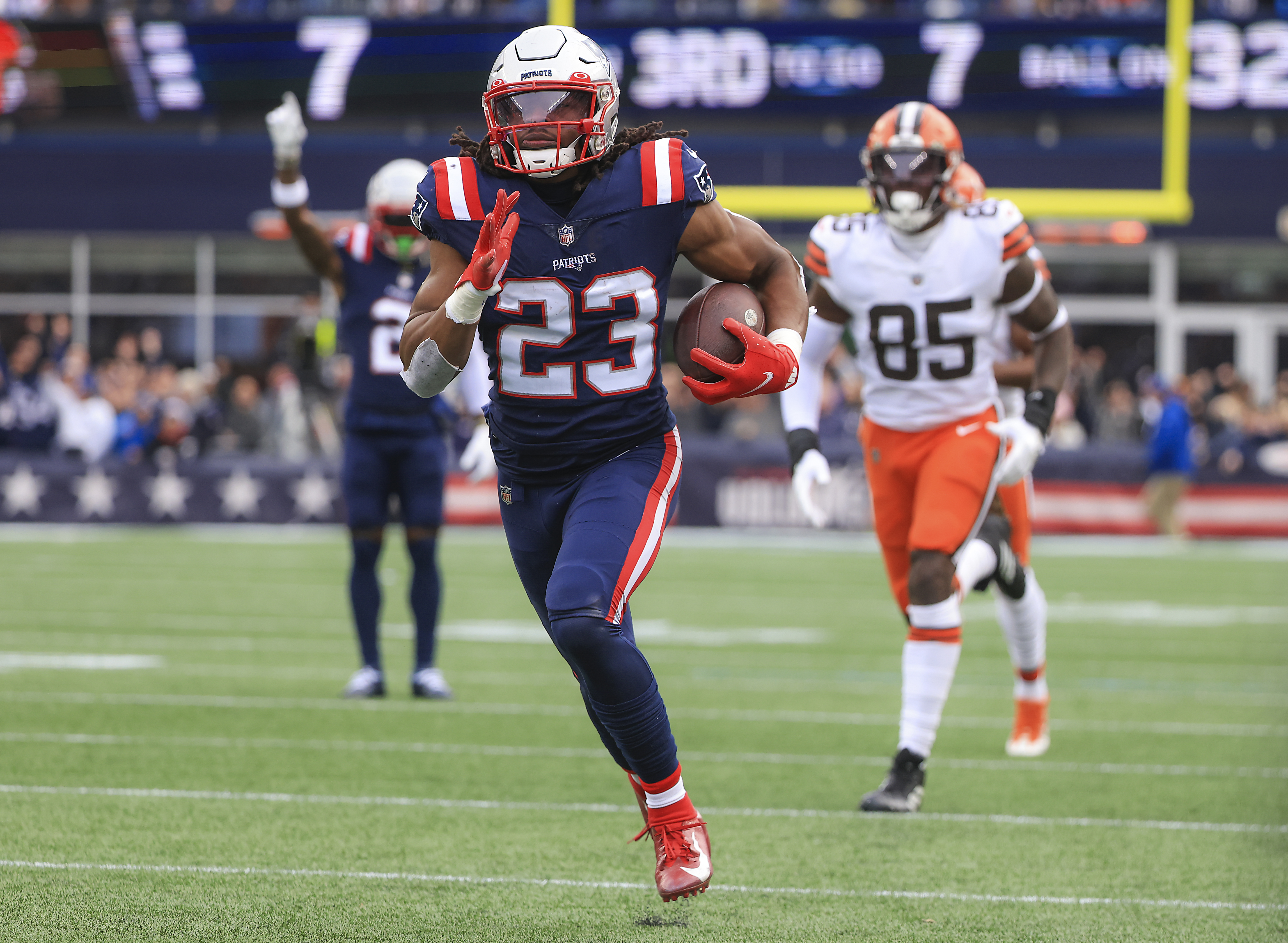 Jones tosses 3 TDs, Mayfield hurt as Pats beat Browns 45-7