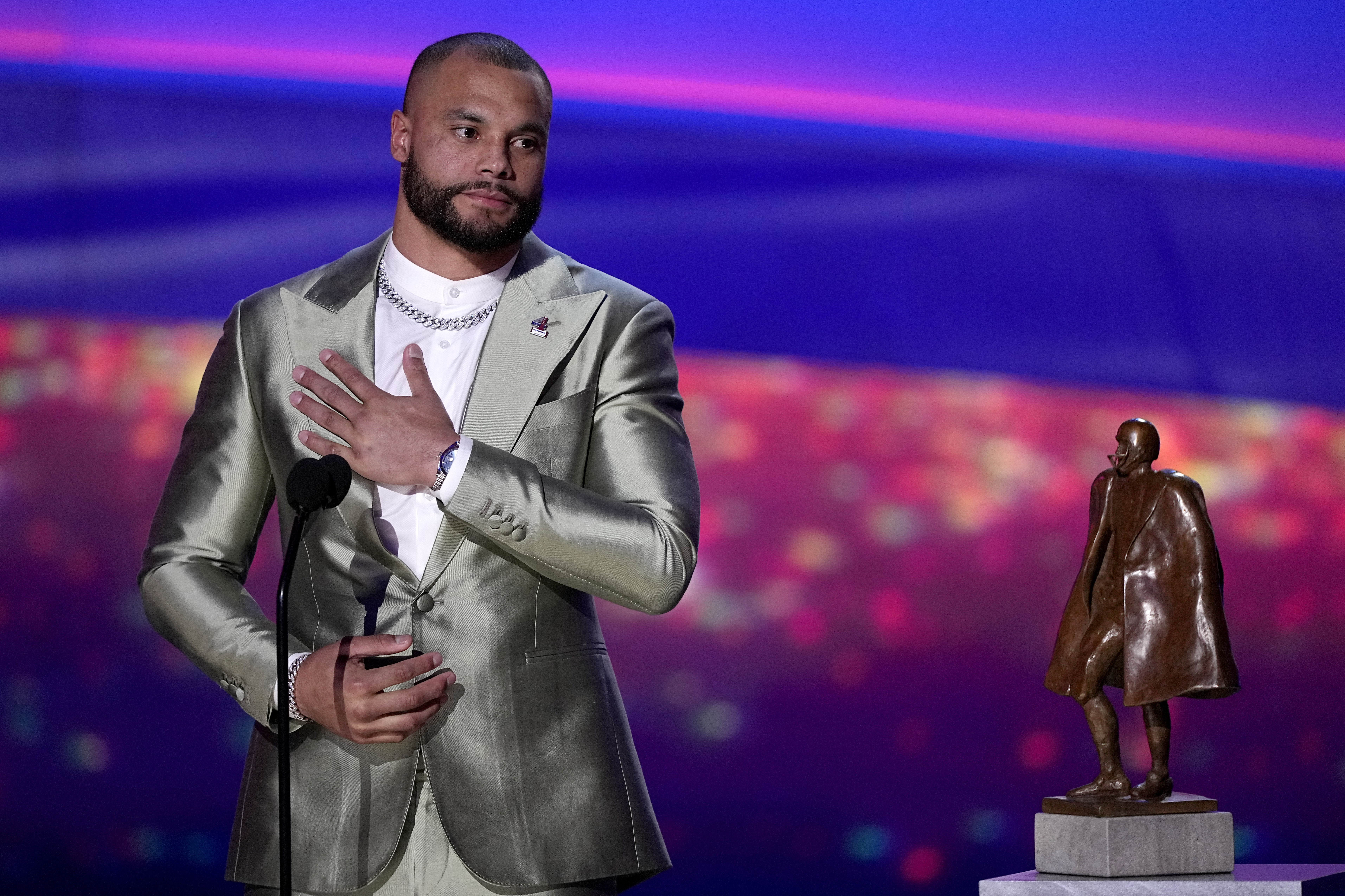 Andrew Whitworth wins Walter Payton Man of the Year Award