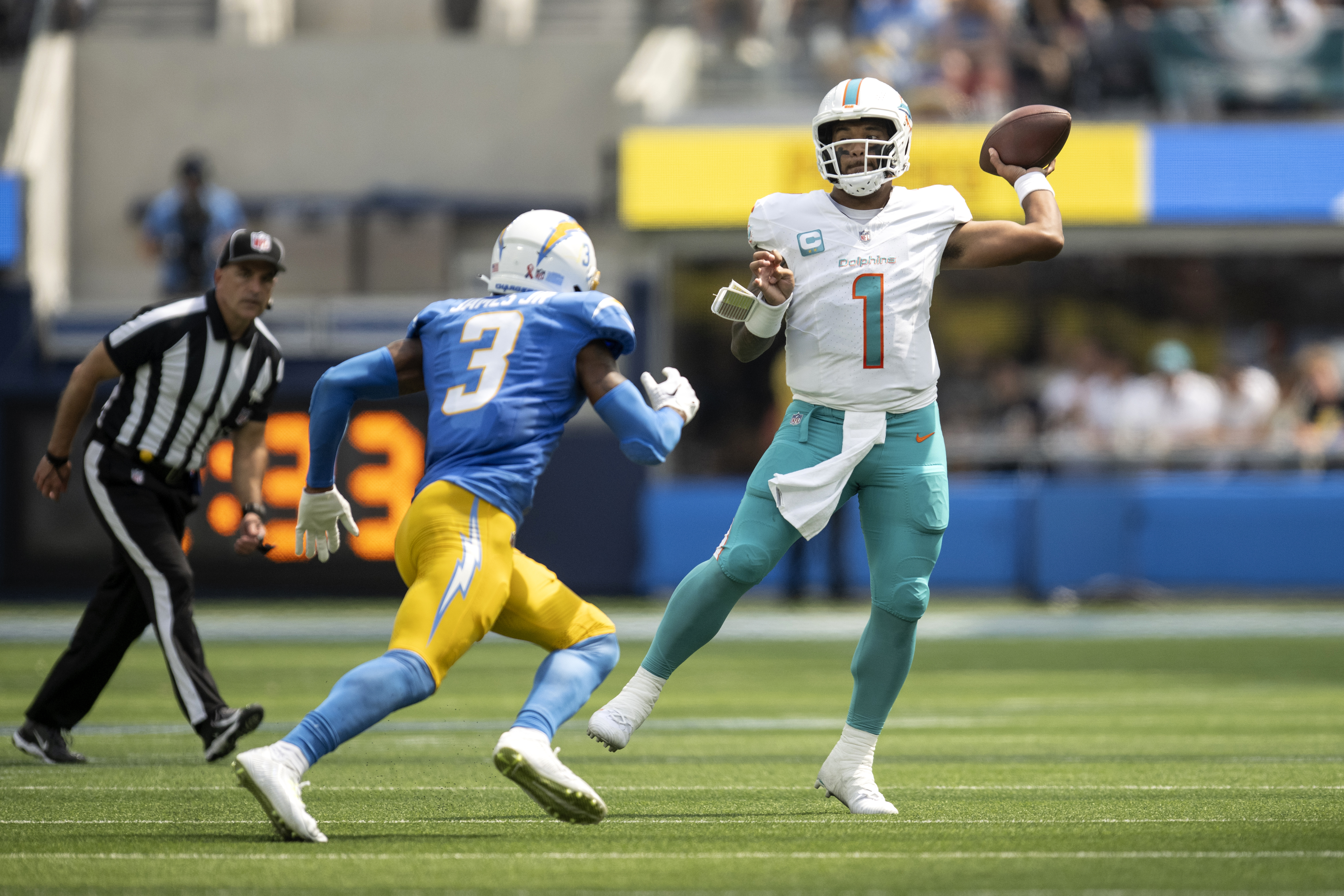 Dolphins top Chargers behind Tua, Tyreek Hill