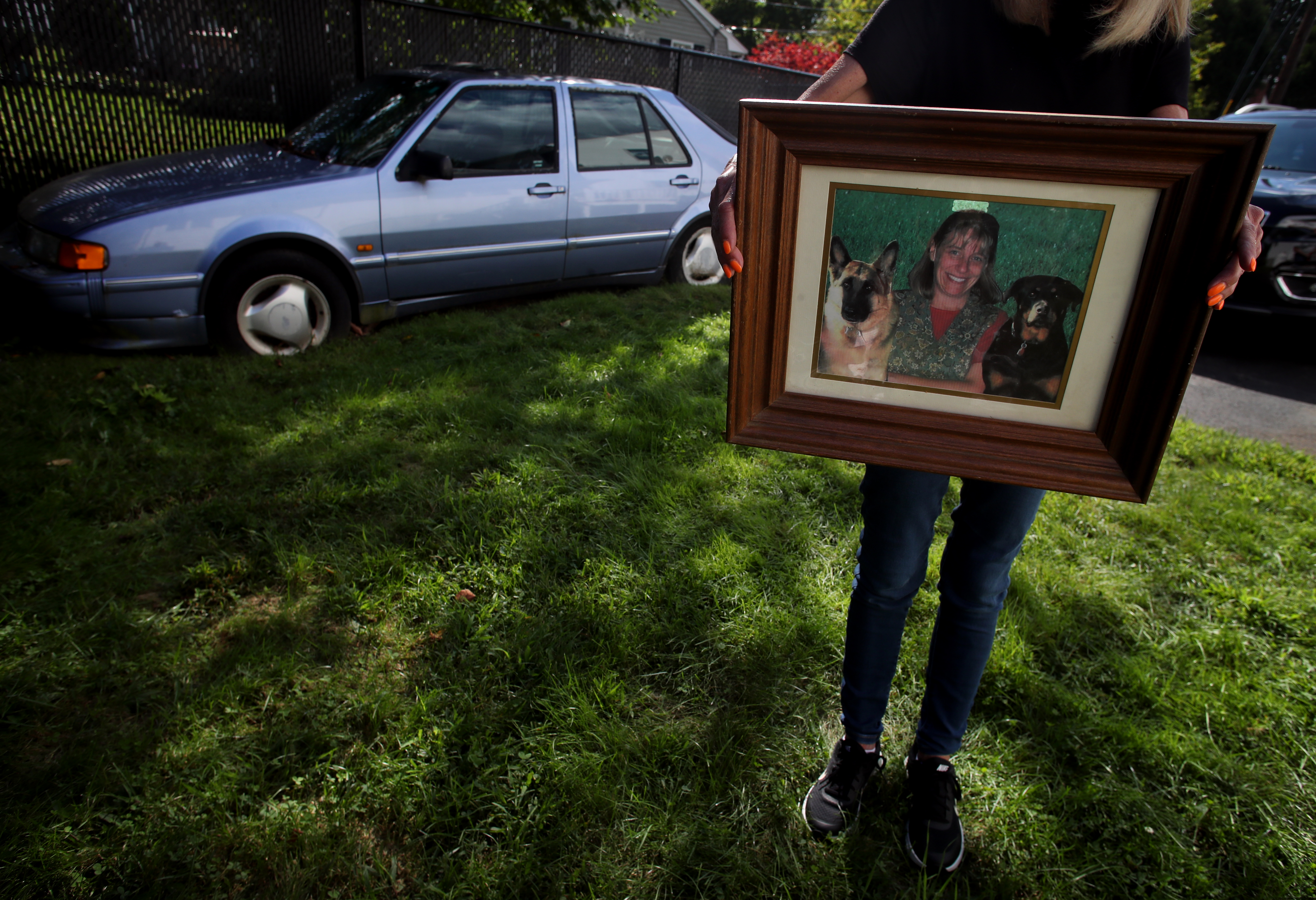Linda LeBlanc displayed a picture of her sister Janis Lasden in front of Lasden’s 1995 SAAB in LeBlanc’s driveway in Peabody.