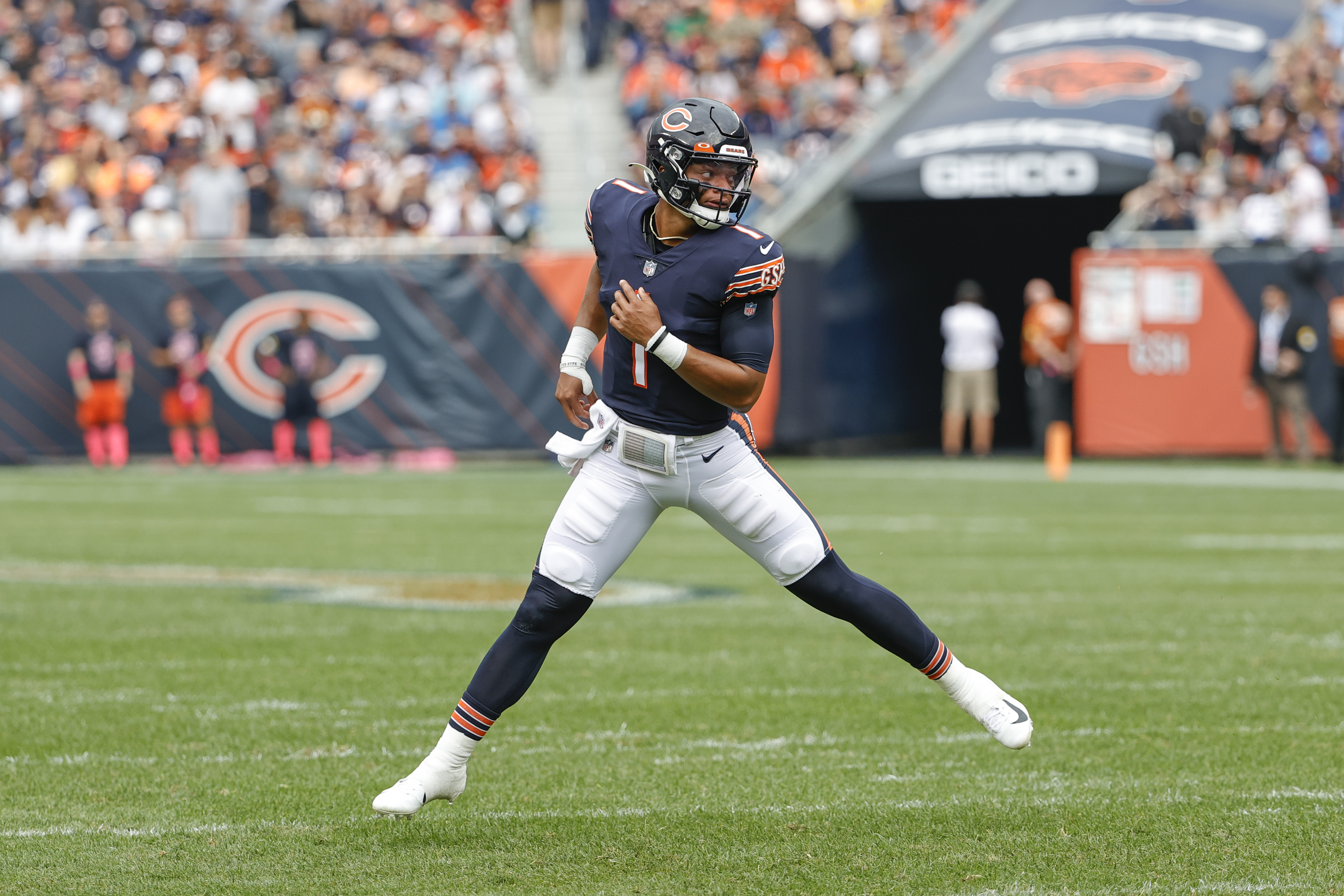 Rookie QB Justin Fields impresses in preseason debut, sparks Bears