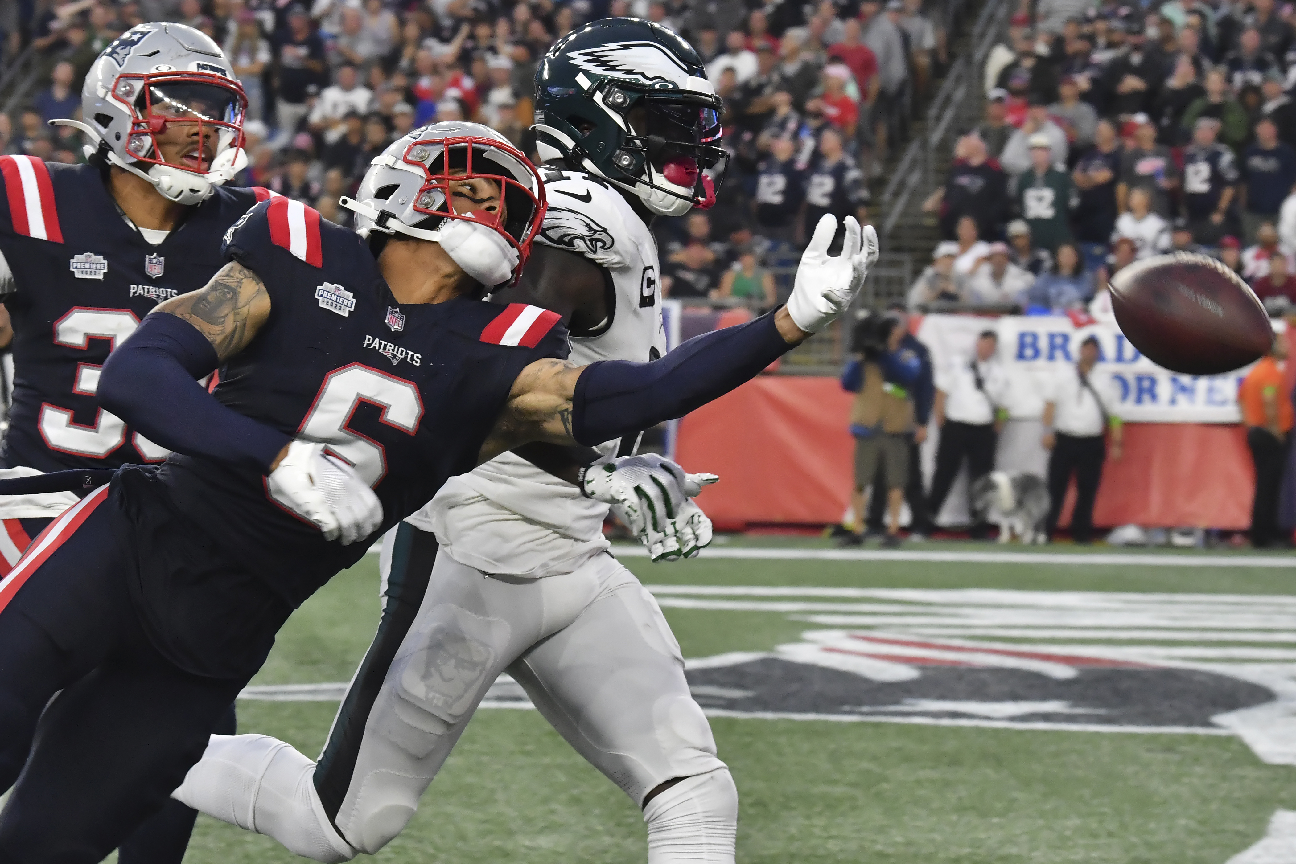 Comeback bid falls short as Patriots lose to Eagles, 25-20, in Week 1 - CBS  Boston