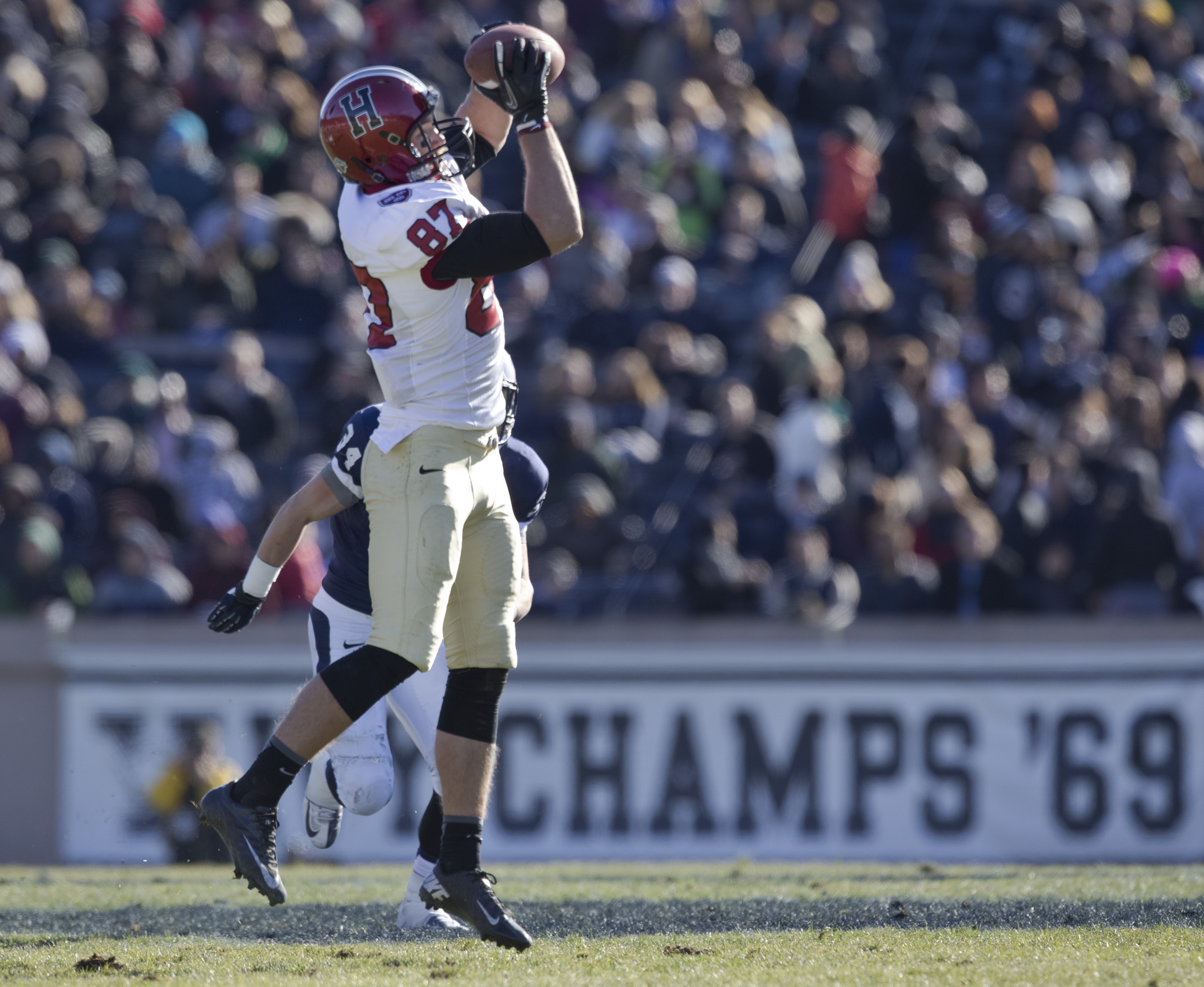 Cameron Brate Reacts To Tom Brady's Epic Parade Throw - The Spun