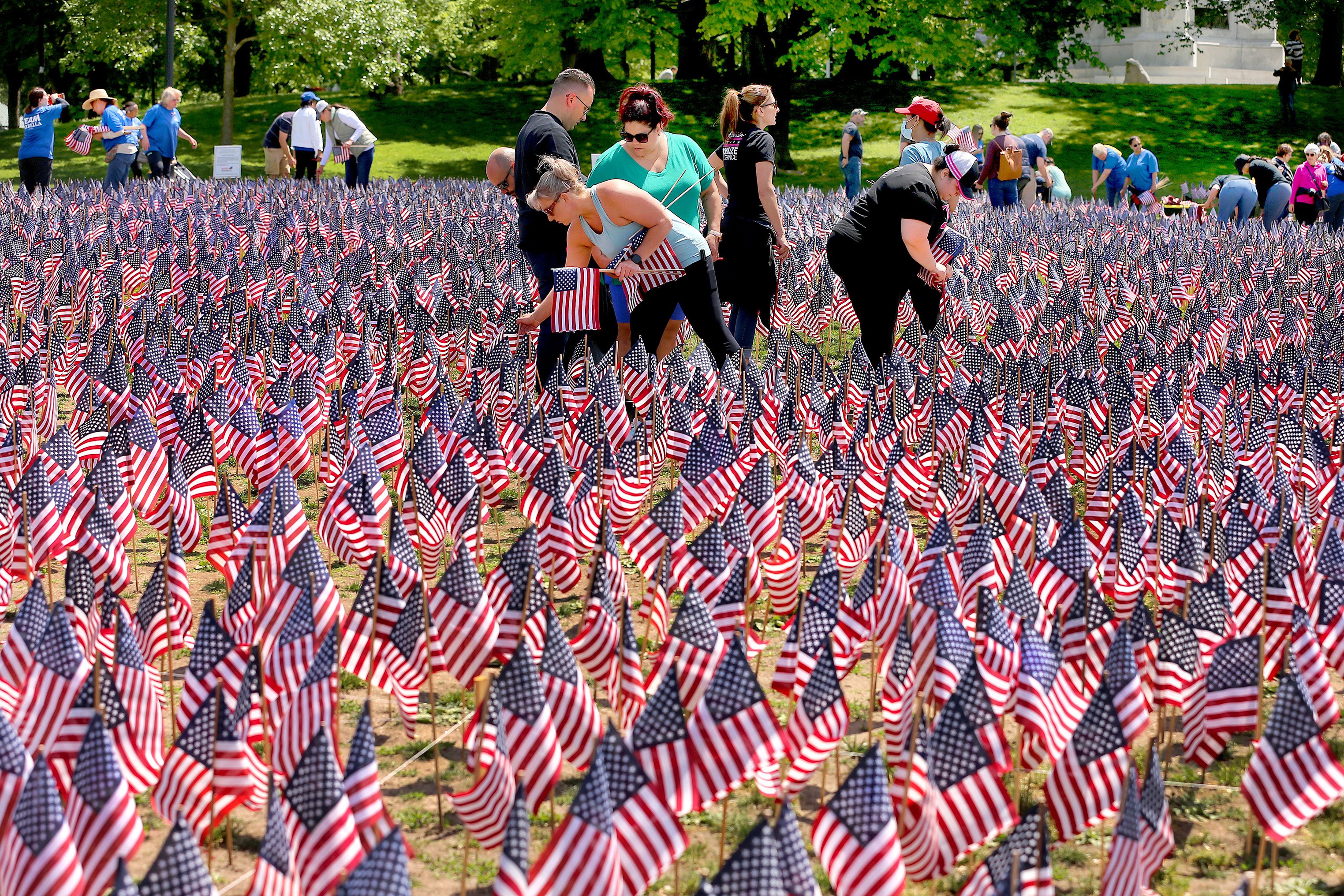 Volunteers plant over 37,000 US flags in Boston Common to remember