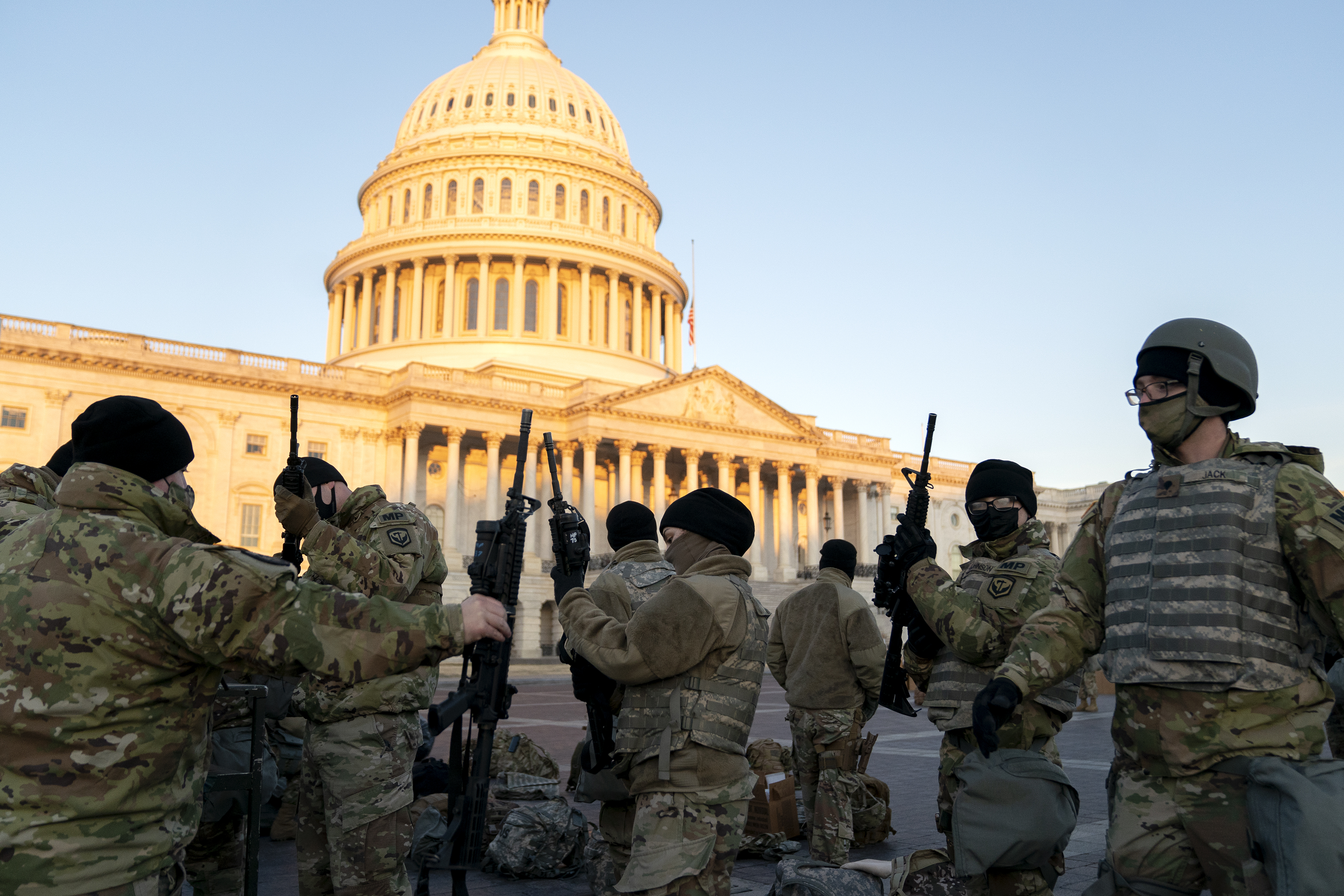 Weapons were distributed to members of the National Guard outside the US Capitol.