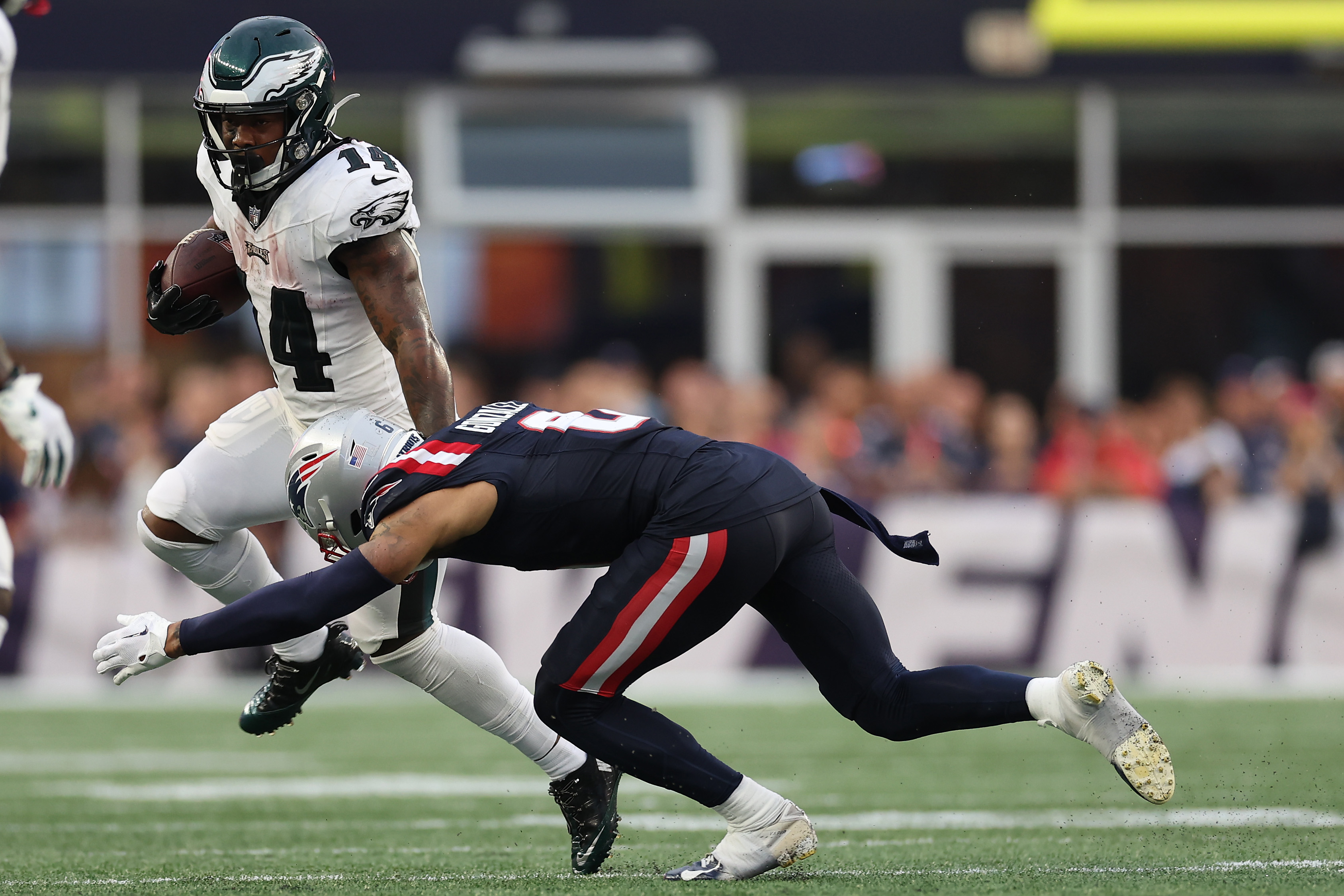 Super Bowl 2020: Security tackles woman who tried to run onto playing field, Trending