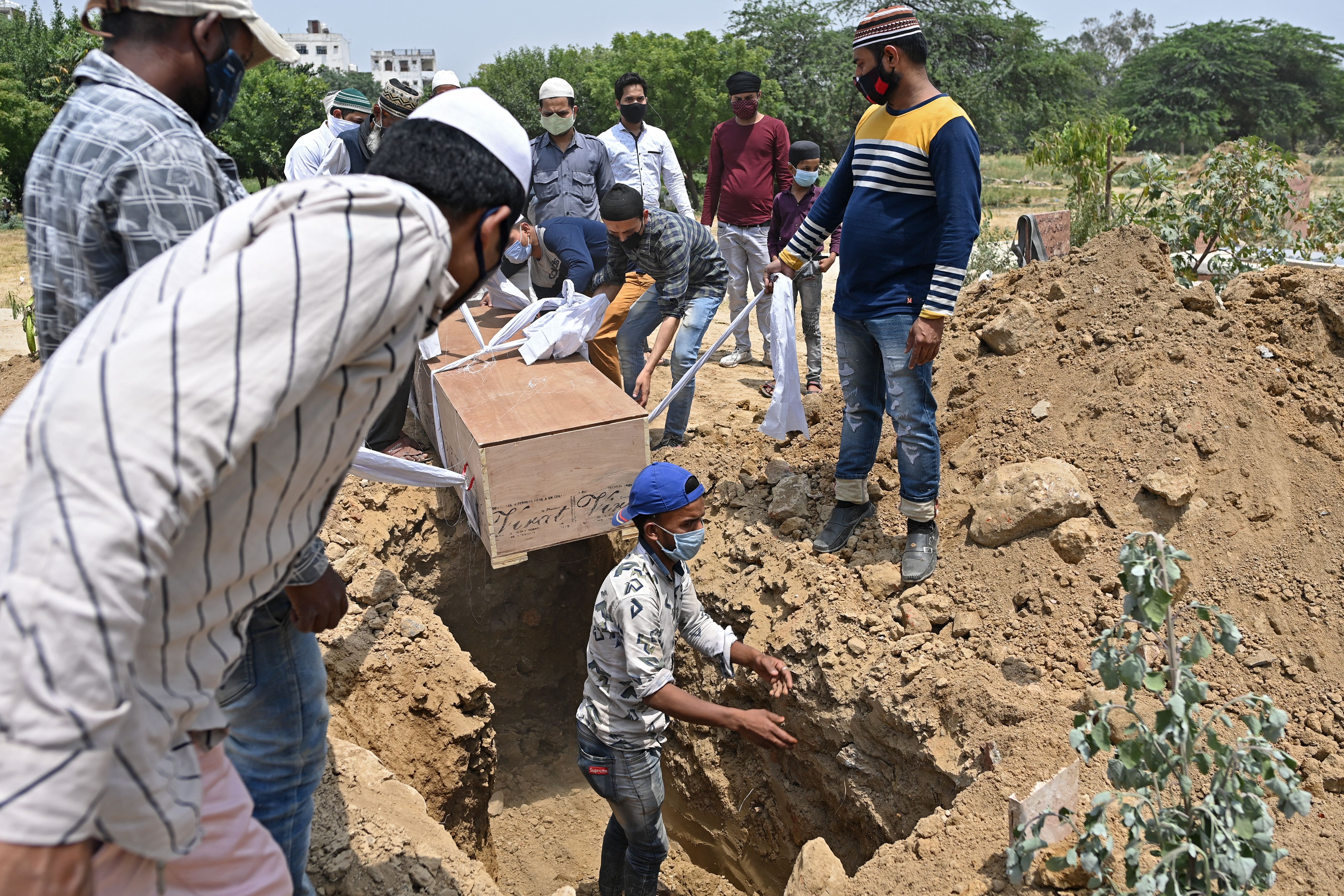 India grieves 200,000 dead, with likely many more uncounted - The Boston  Globe