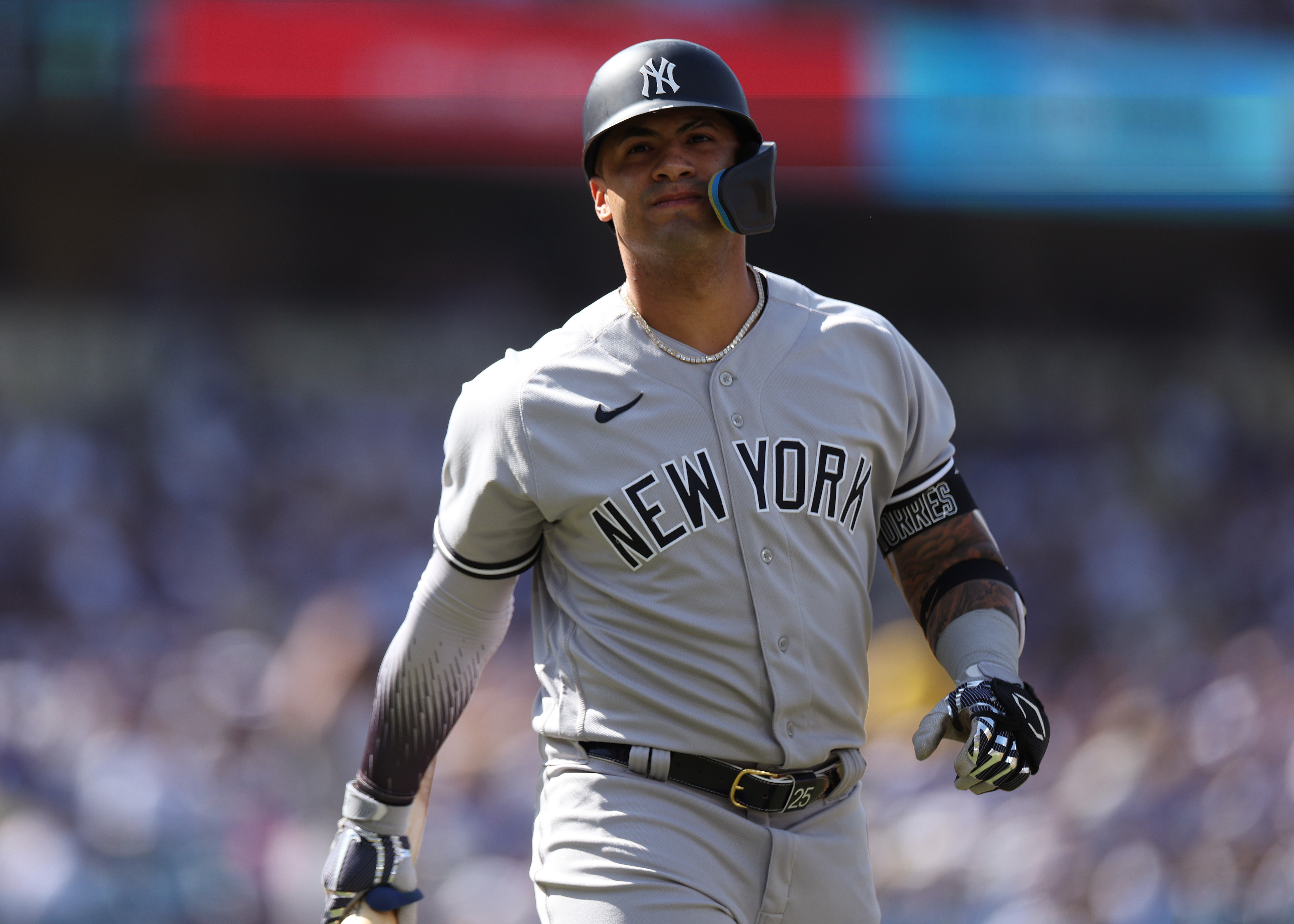 New York Yankees News: Holmes retu most popular mlb jersey rns to the team