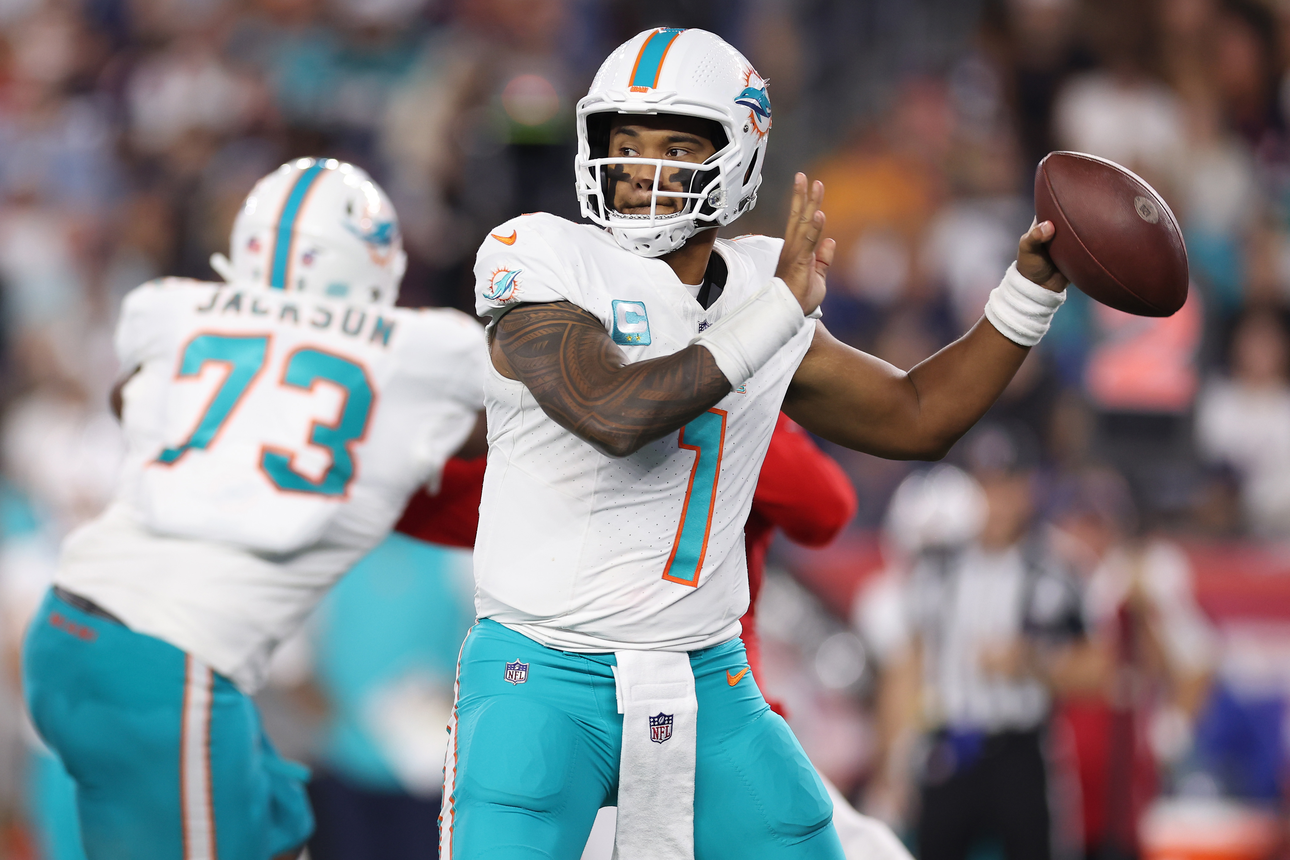 Dolphins hold off Patriots 24-17