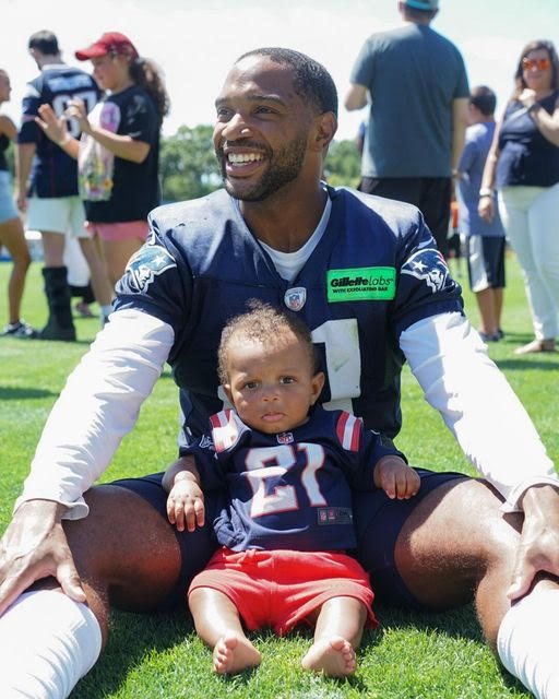 Patriots linebacker Mack Wilson's son takes 1st steps at stadium