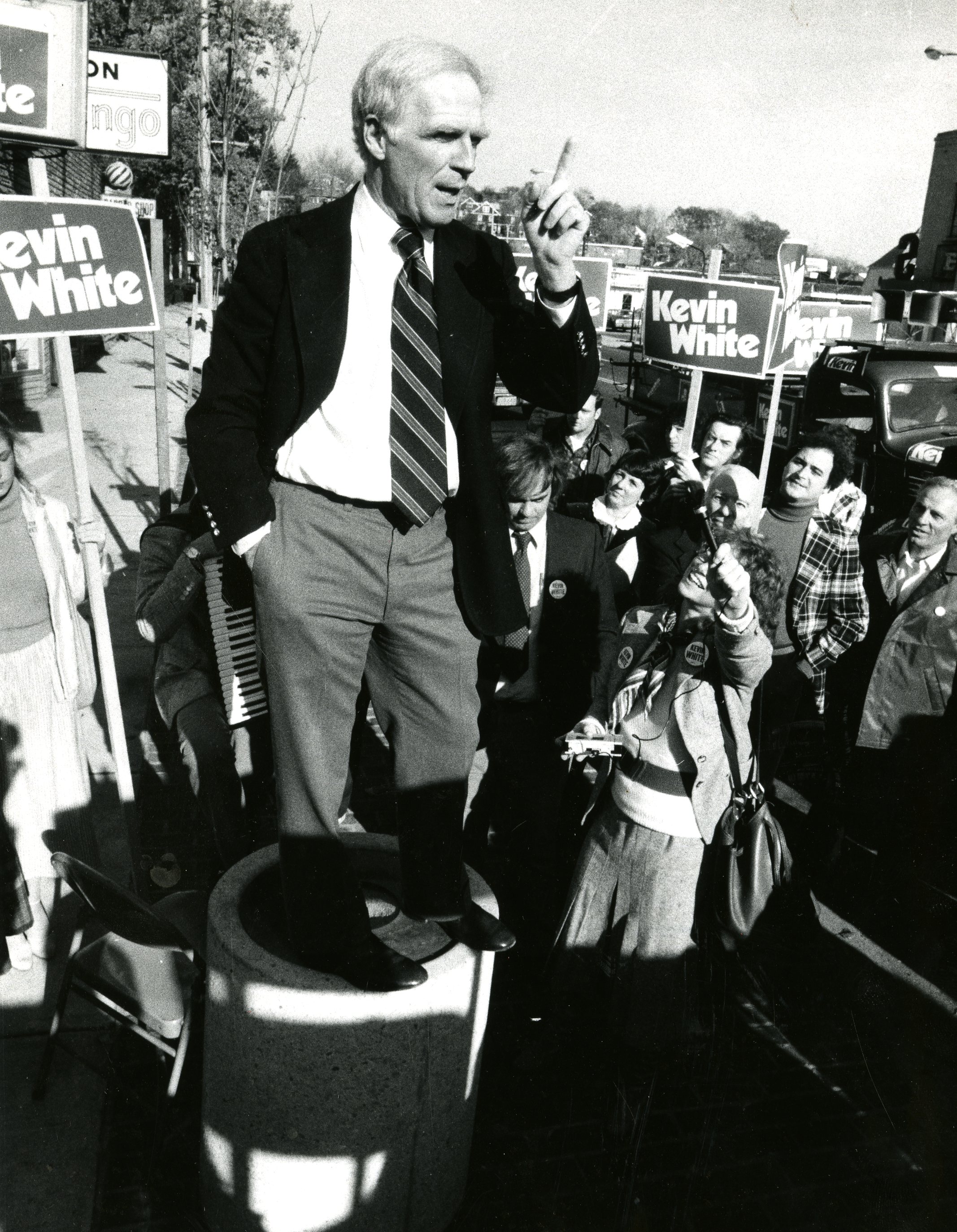 Kevin White talked to campaign workers in 1979.