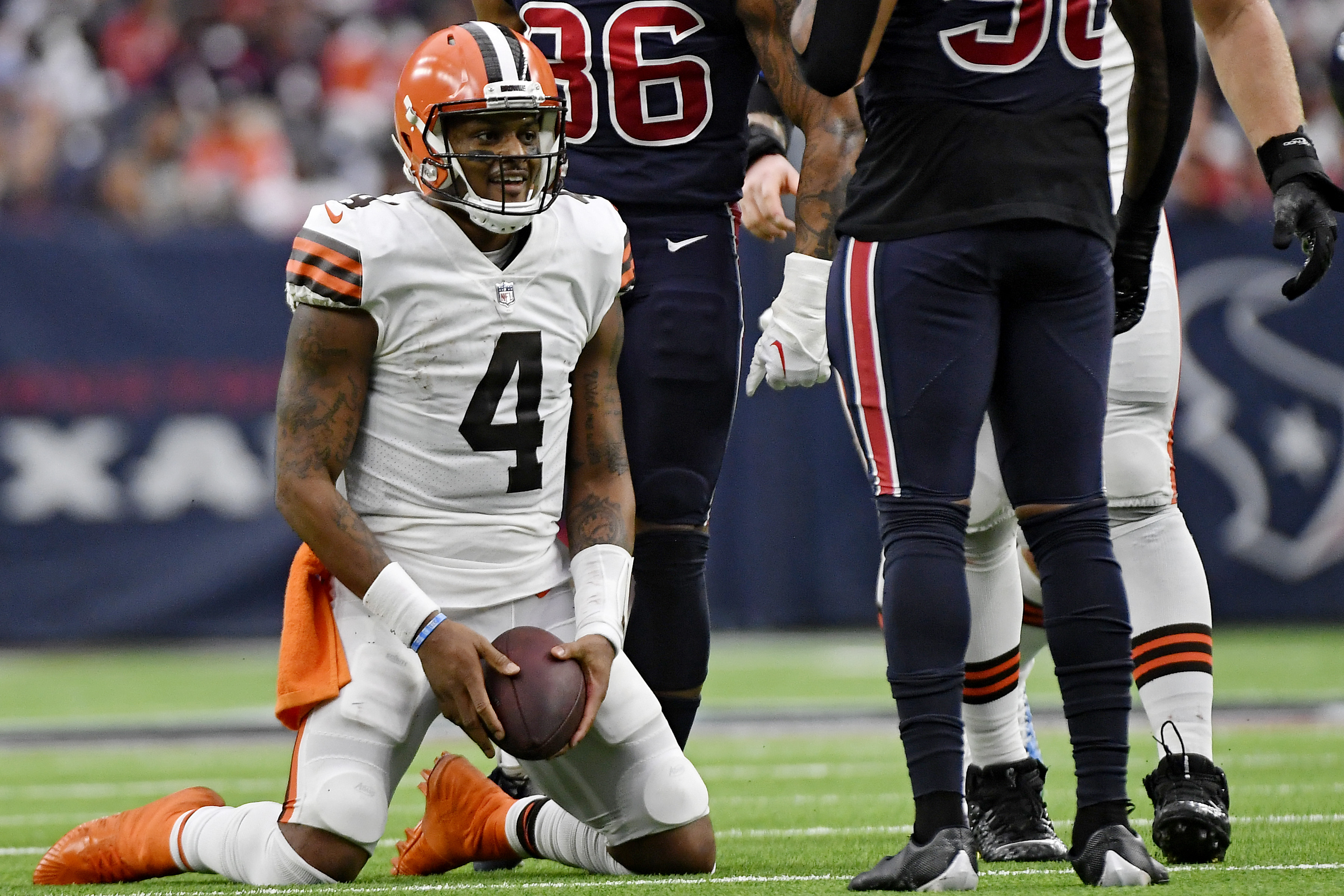 Photo: Browns Deshaun Watson tackled by Bengals Logan Wilson