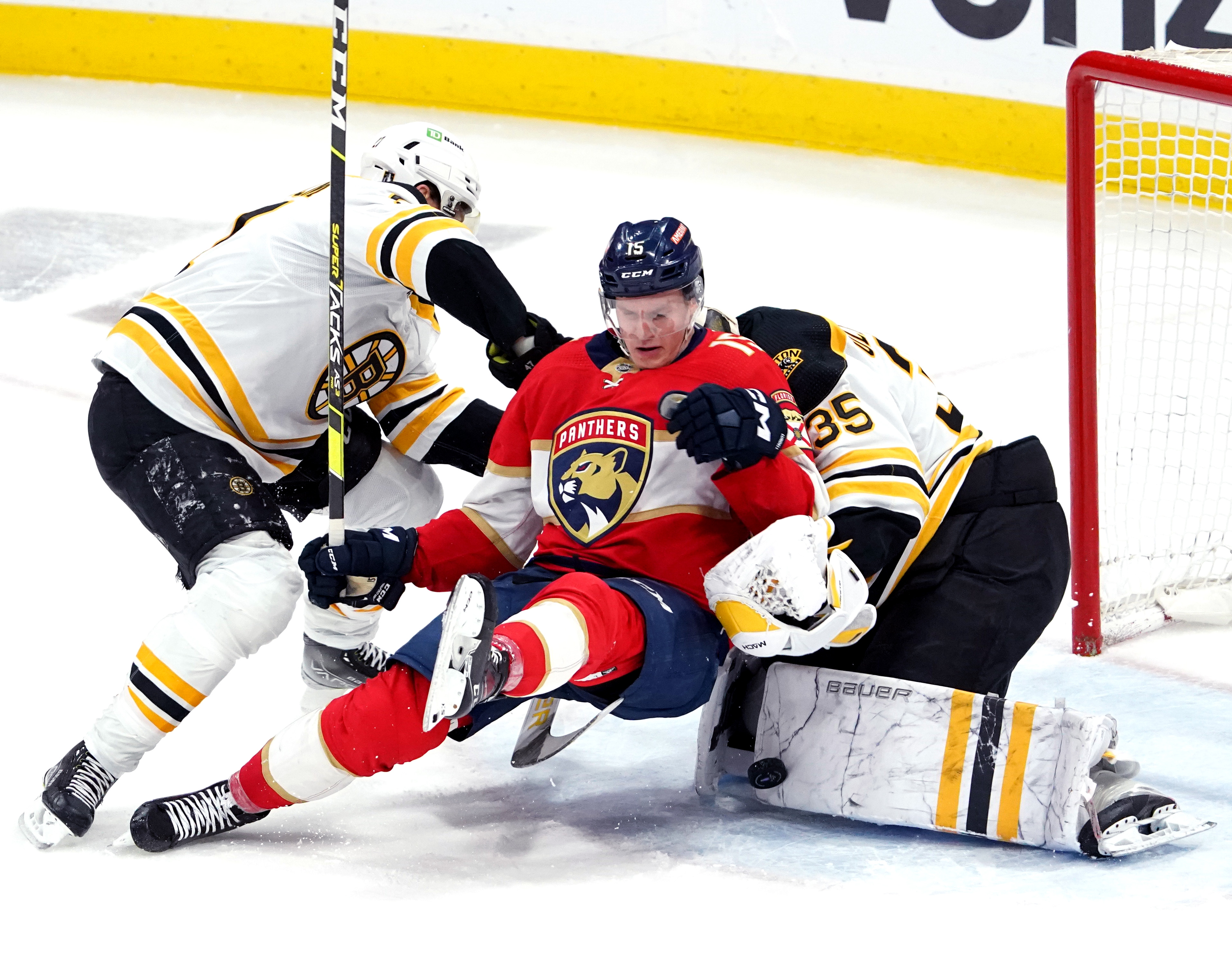 Bruins 'love it' as goalie Linus Ullmark nearly fights Panthers