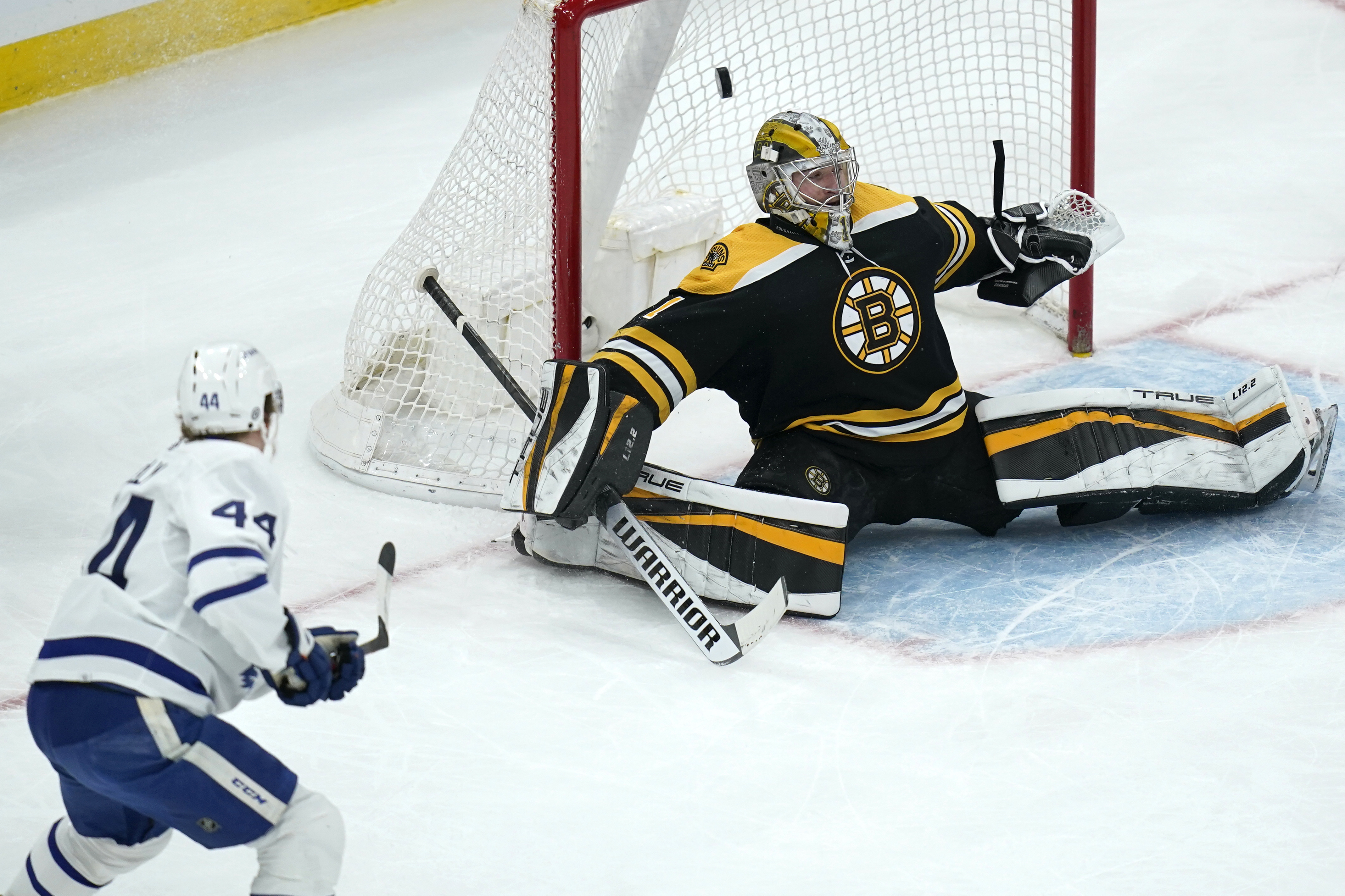 Maple Leafs hold off hard-charging Bruins, force Game 6 on Monday night in  Toronto – Boston Herald
