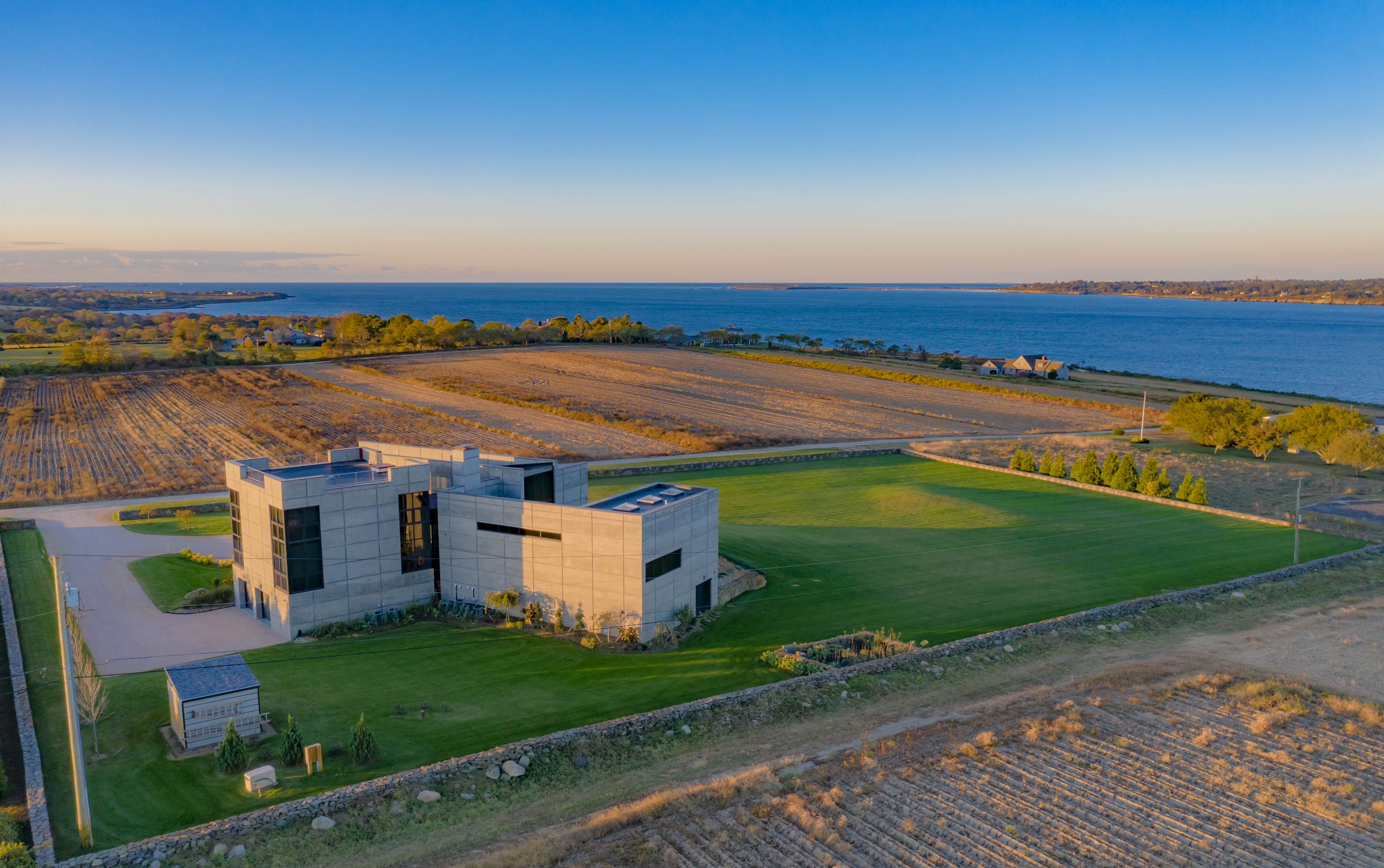brutaliste-sur-mer-ri-1-aerial-side