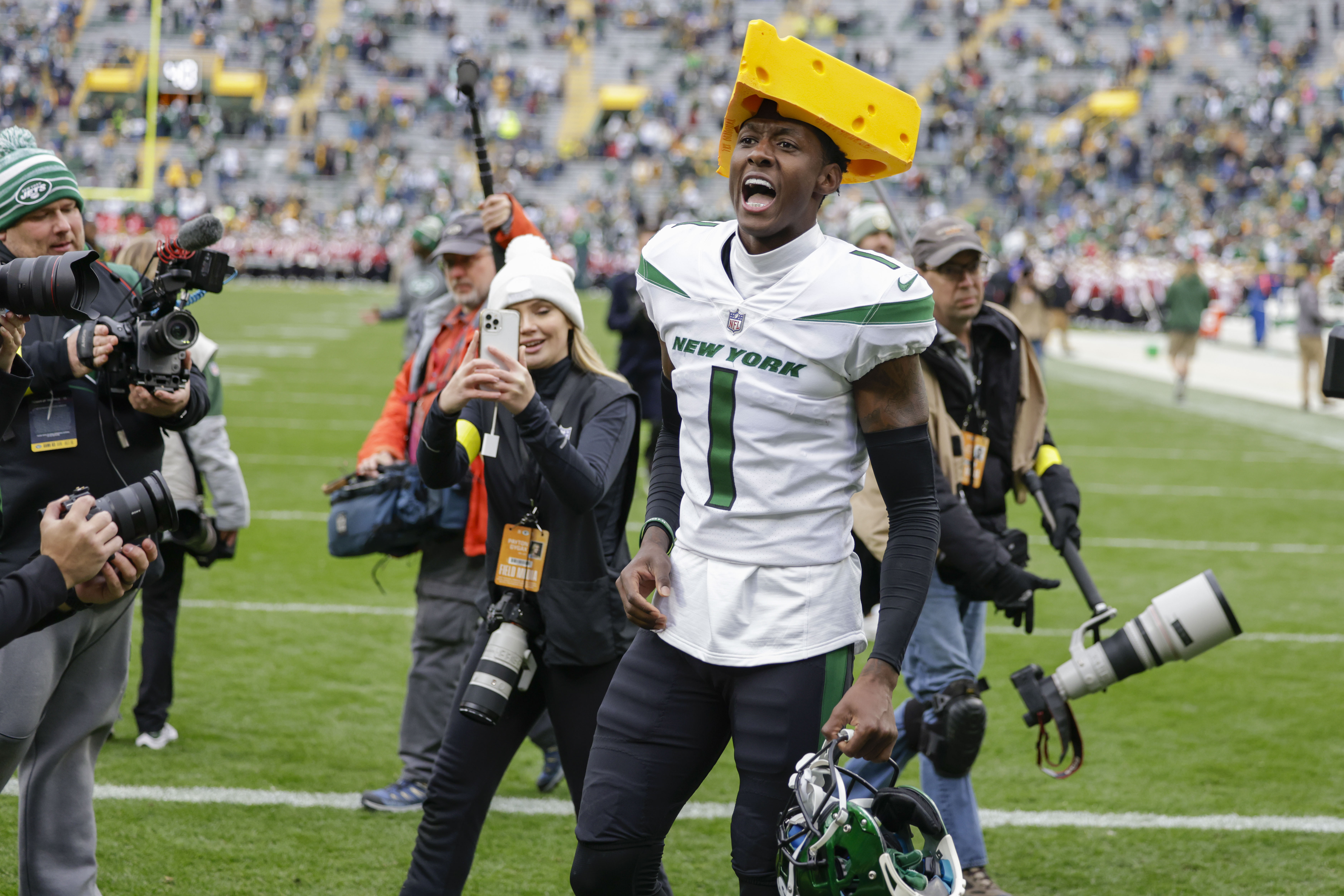 New York Jets rookie Sauce Gardner taunts Green Bay Packers fans with  cheesehead