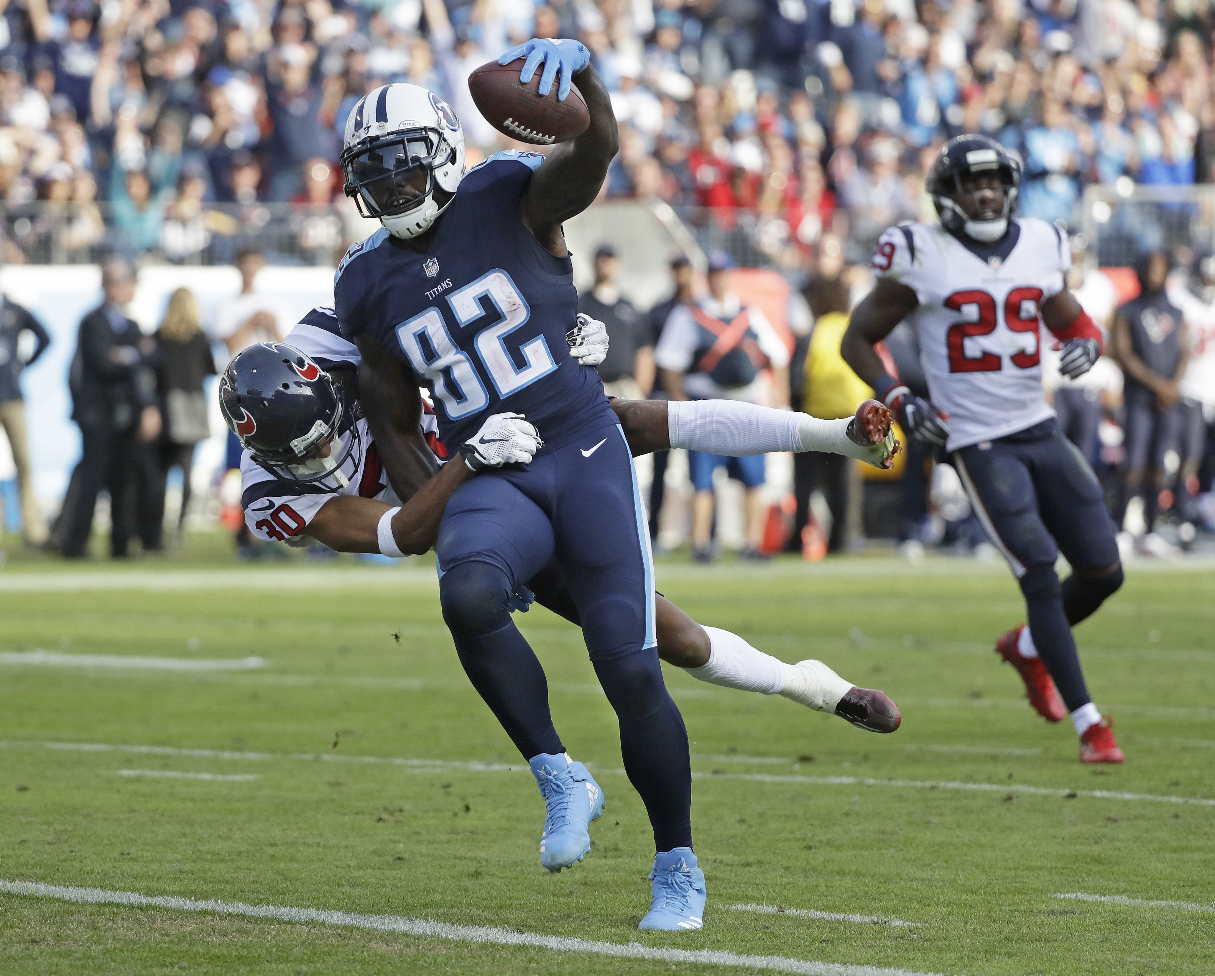 Tennessee Titans tight end Delanie Walker signs autographs before