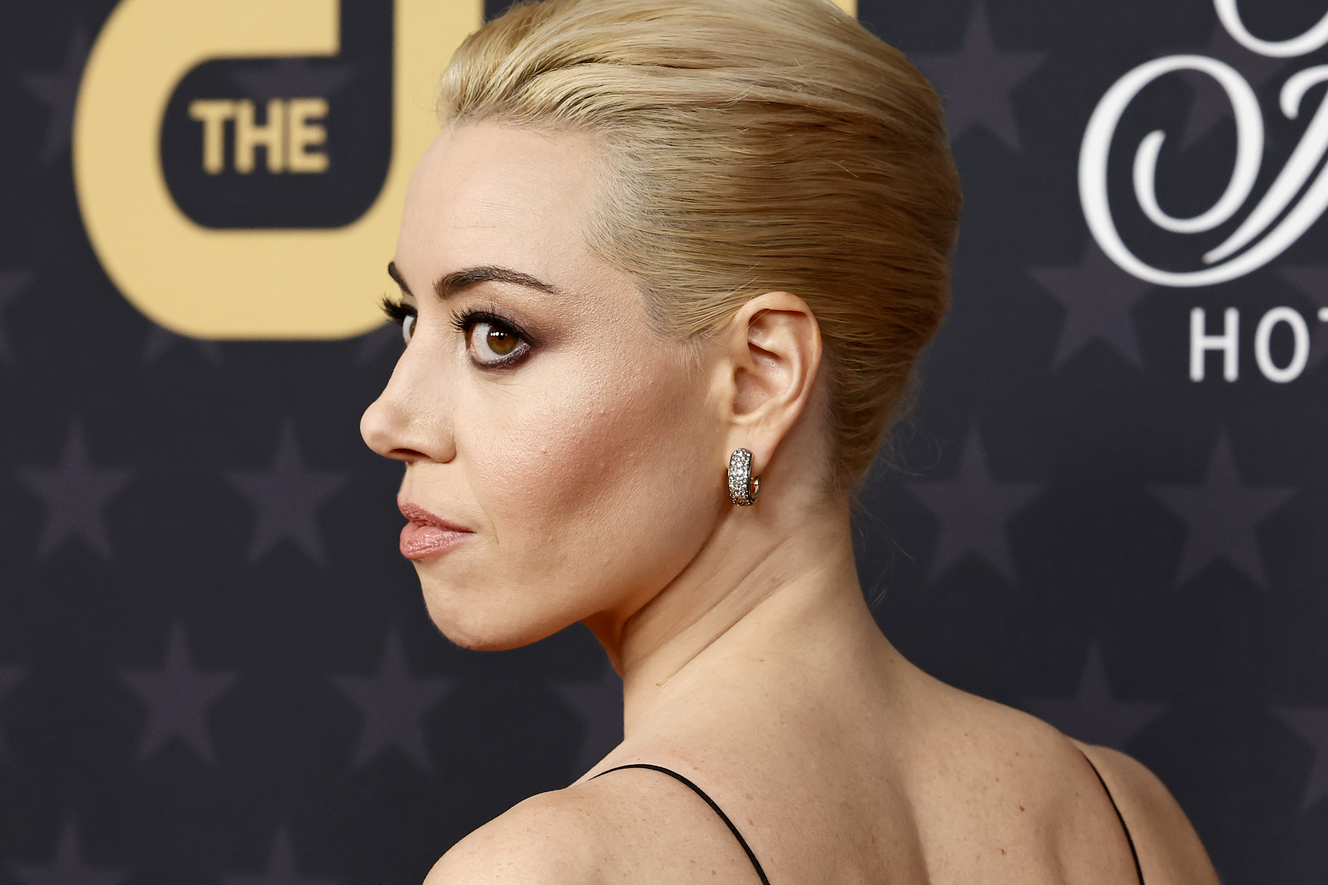 Aubrey Plaza Brings Amy Poehler as Her Plus One to SAG Awards 2023