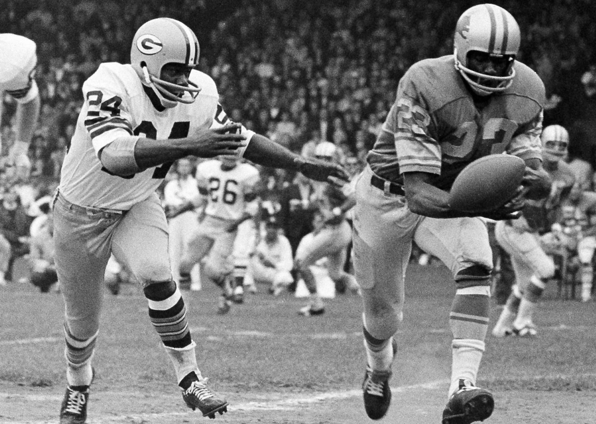 Willie Wood (left) pursues Tommy Wadkins of the Lions in a 1967 game.