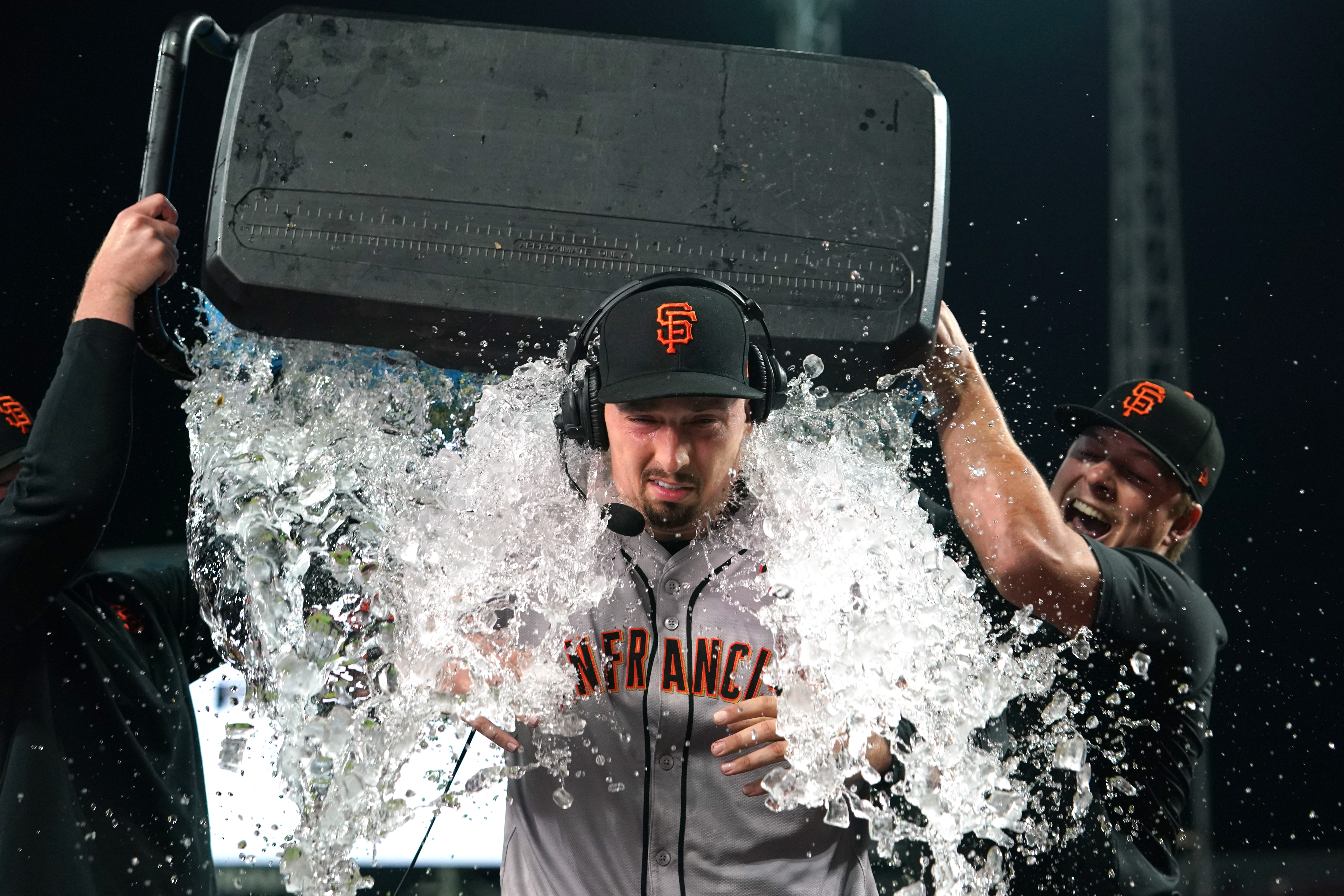 Giants' Blake Snell throws no-hitter vs. Reds in Cincinnati