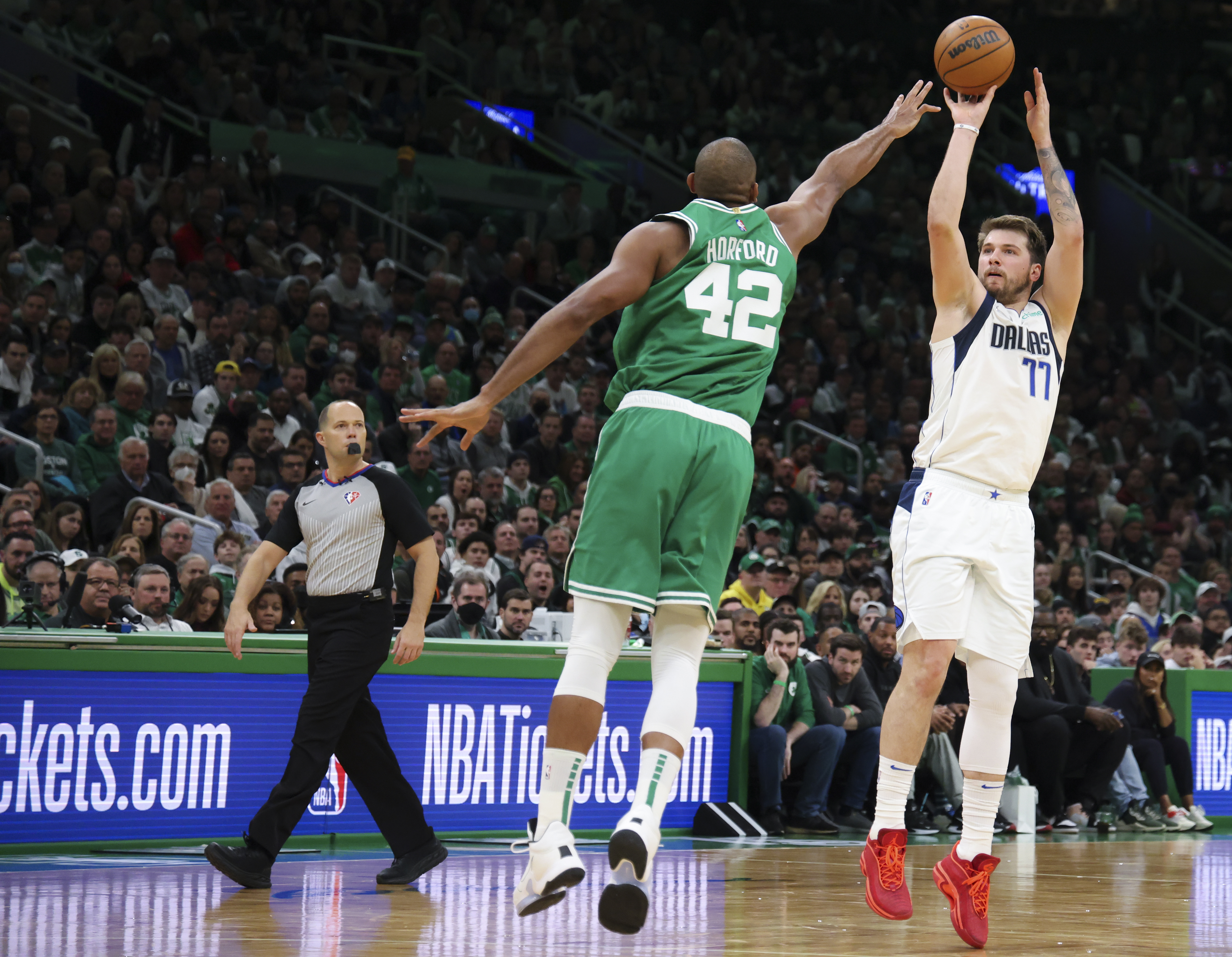 Mavericks spoil Kevin Garnett's jersey retirement with late-game comeback  at Celtics