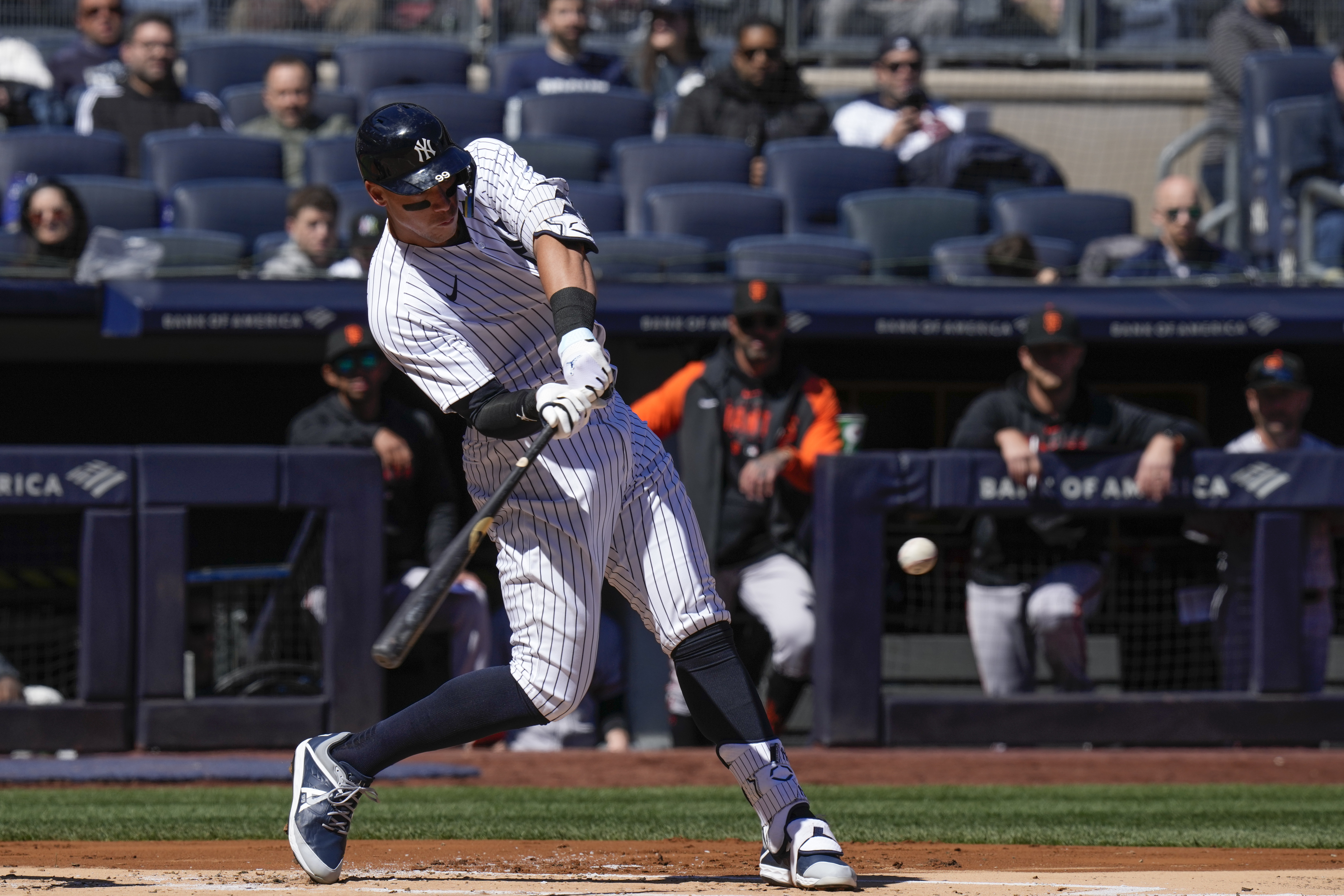 Aaron Judge homers in first swing as captain of victorious Yankees