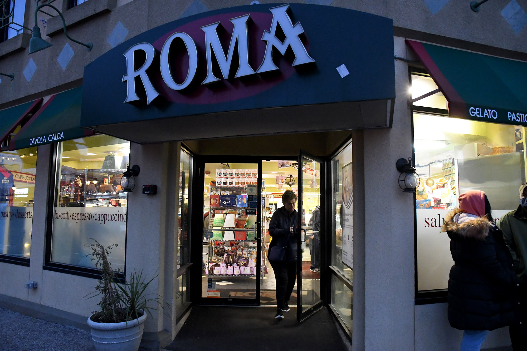A customer has left Roma, an Italian pastry cafe located in the filming area of "Hocus Pocus 2."