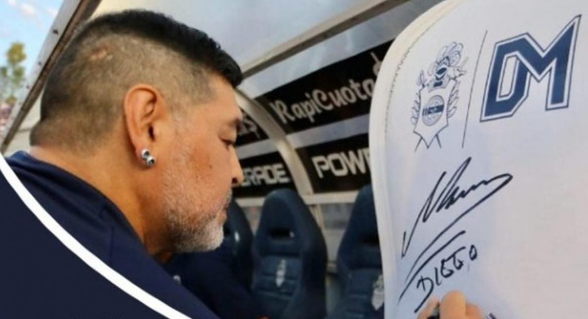 Un peritaje determin&oacute; que falsificaron la firma de Maradona en una planilla  de enfermeros | canal26.com