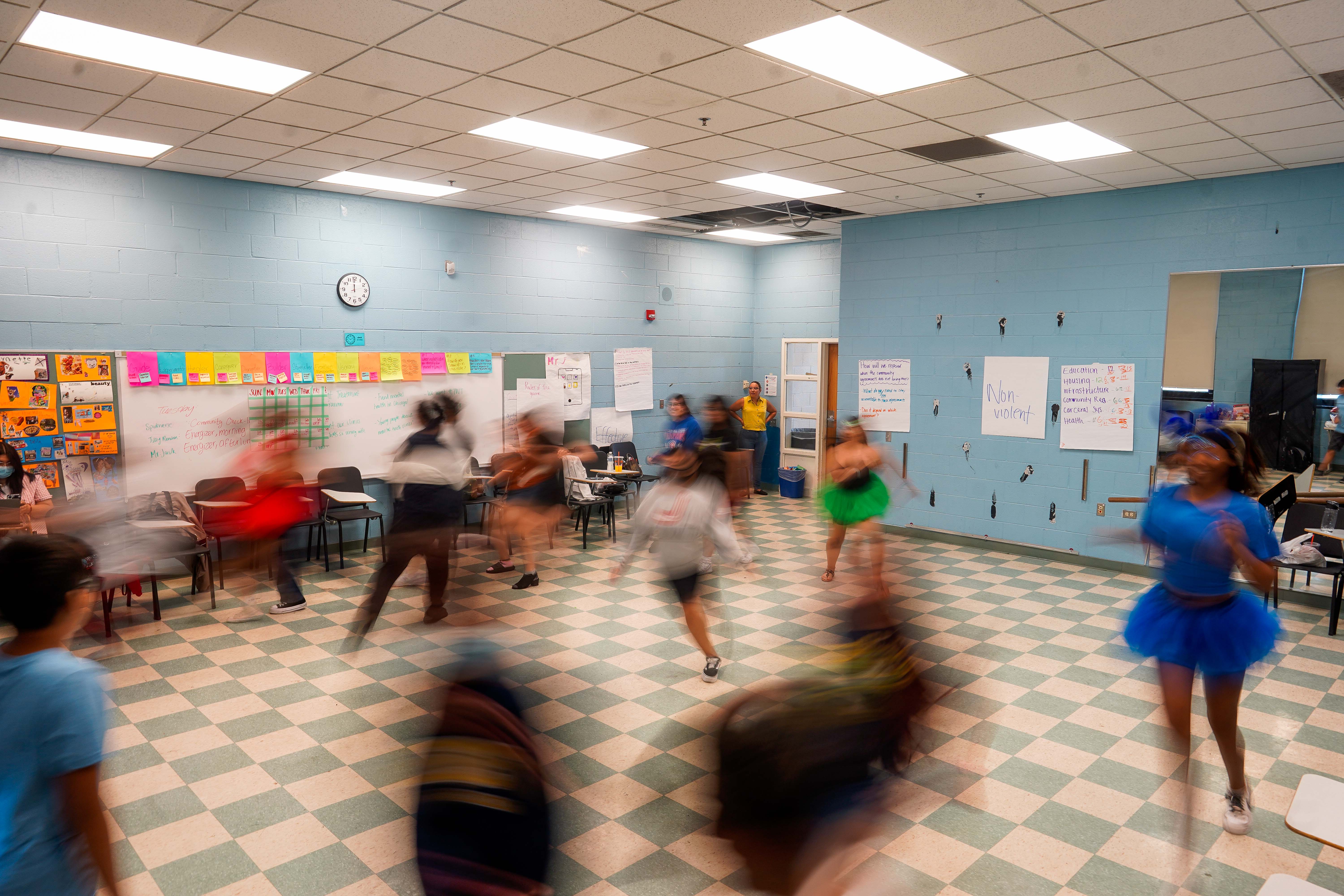 With students speaking 10 different languages, teachers at Indianapolis'  'Newcomer' school find creative ways to communicate - Chalkbeat