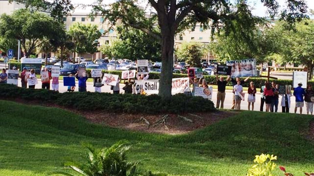 Protestors show up to opening of Kissimmee Planned Parenthood clinic – WDBO