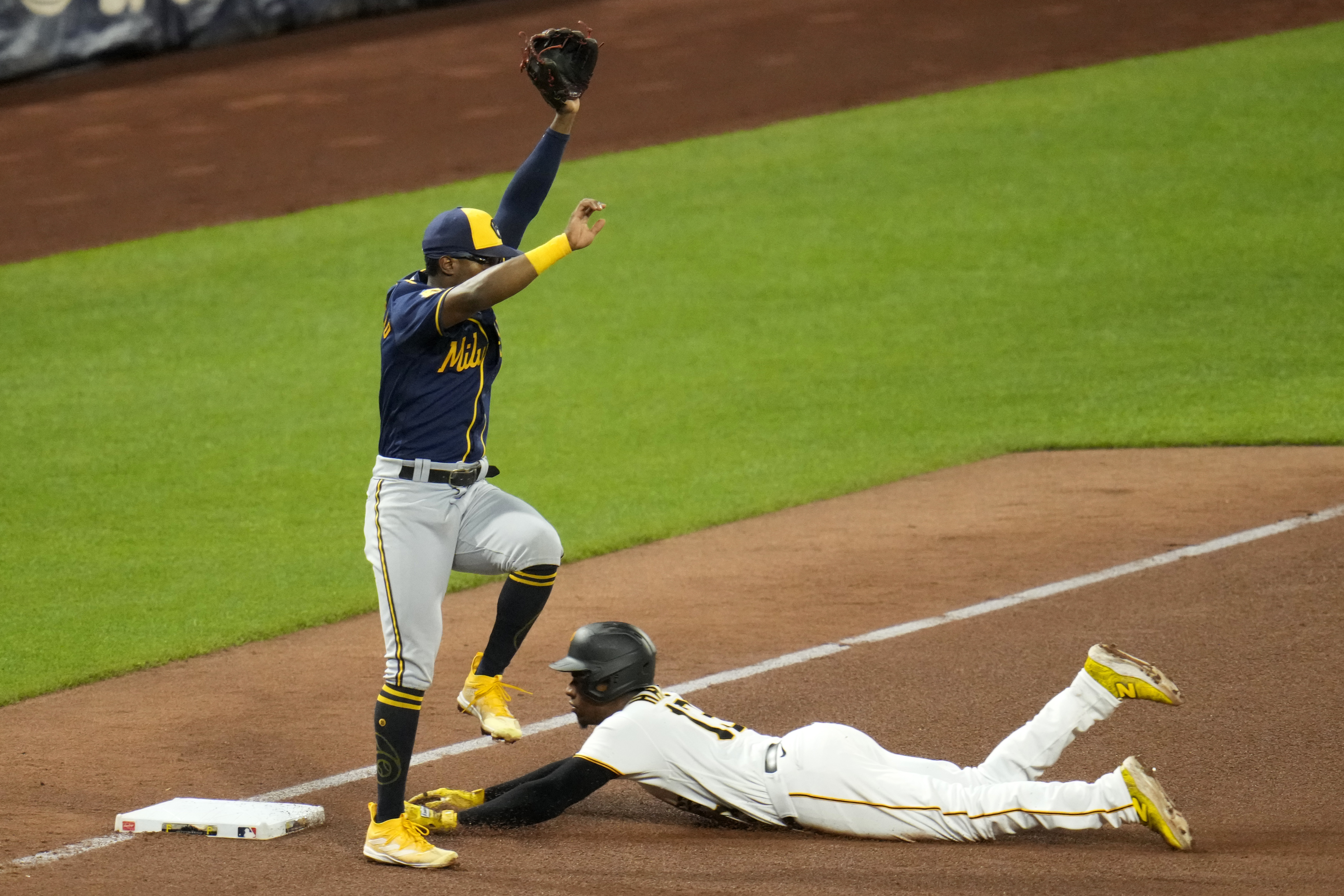 Six-run fifth lifts Brewers over Pirates
