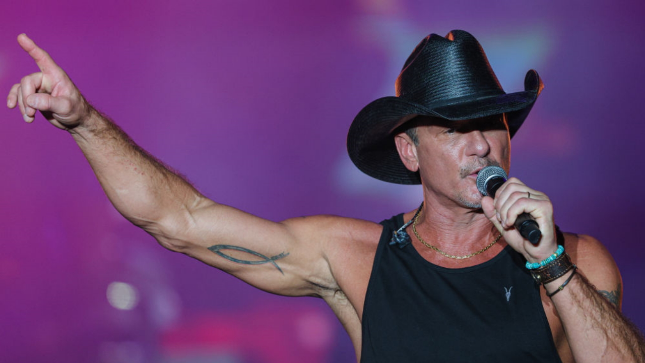 Tim McGraw wears No. 45 jersey of his father, Tug McGraw, at