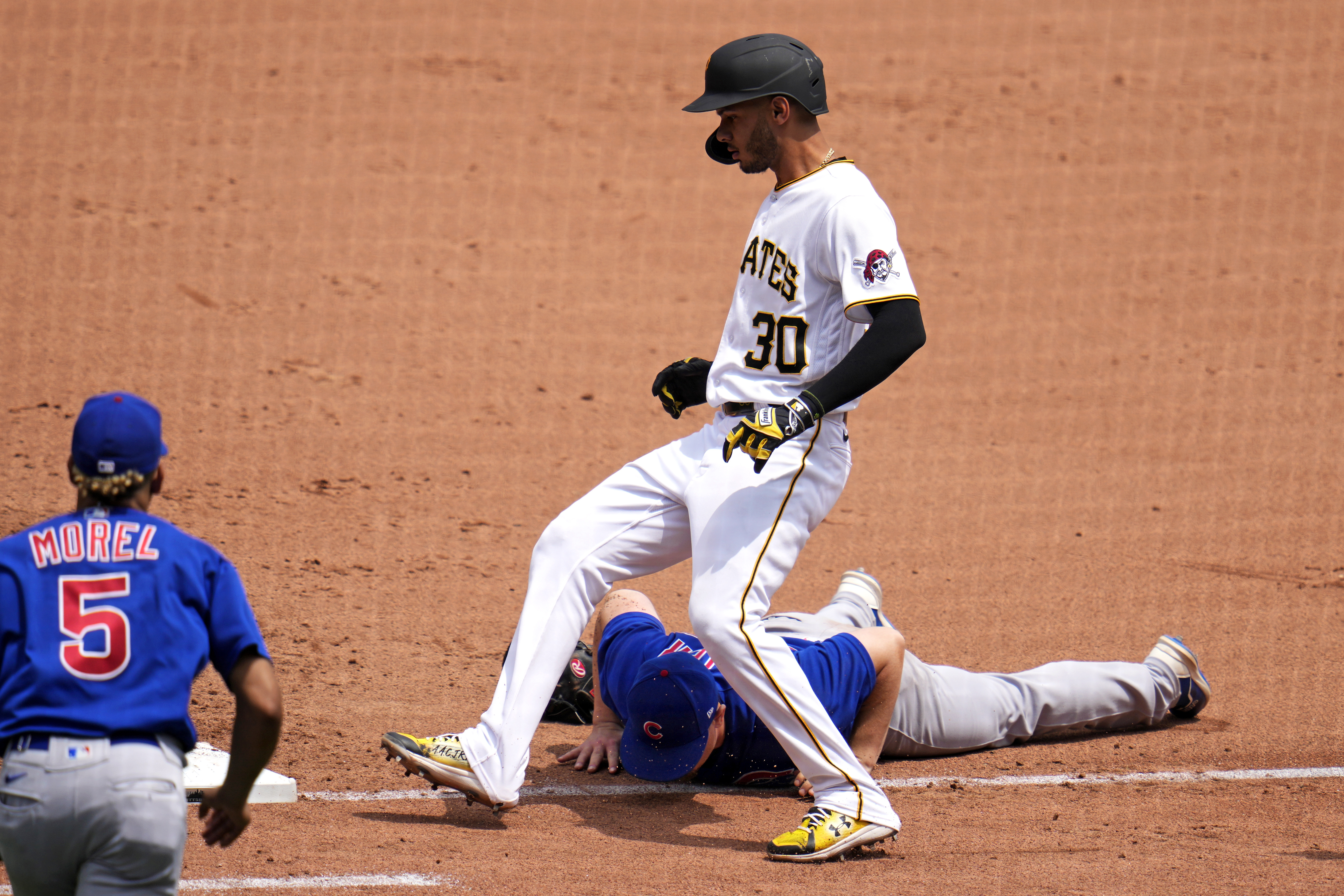 Hendricks helps streaking Cubs hand Pirates 9th straight loss