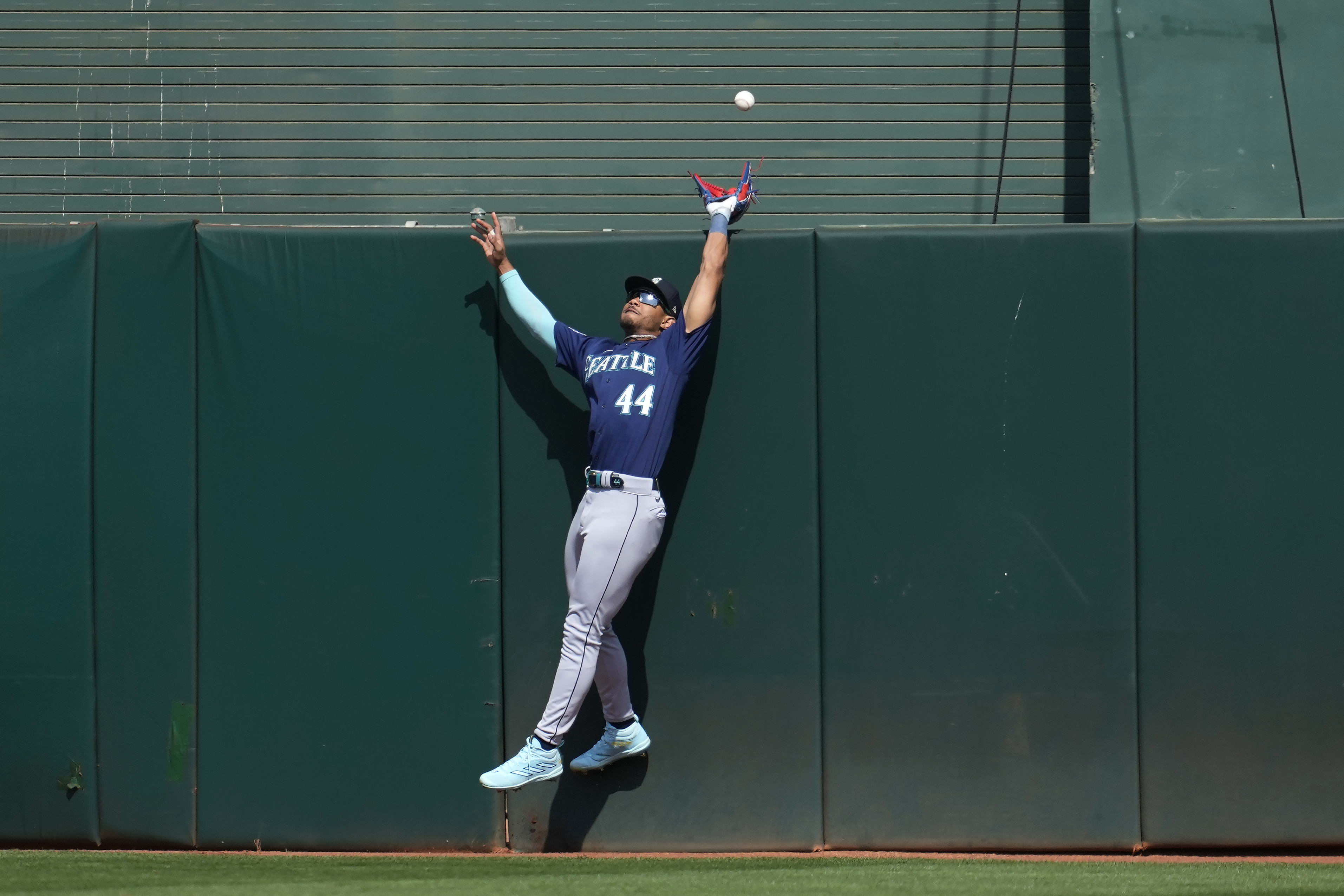 Dominic Canzone homers and drives in 4 runs as the Mariners beat the A's to  keep pace with rivals